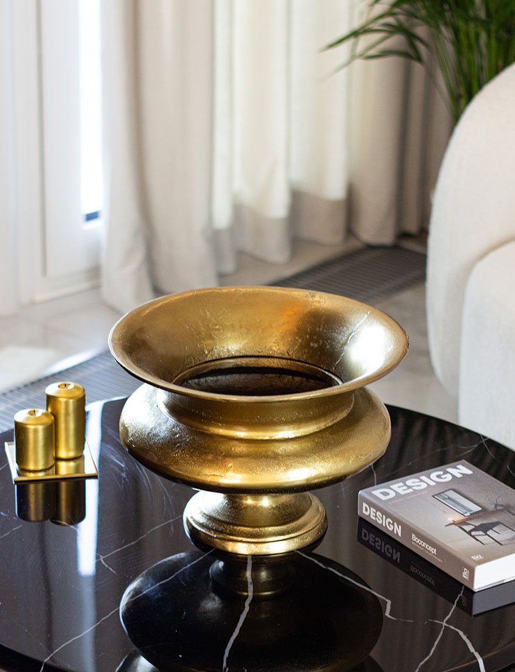 WAZON metalowy, mosiężny kolor, wyjątkowy kształt, styl glamour, wyjątkowy WAZON metalowy, mosiężny kolor, wyjątkowy kształt, styl glamour, wyjątkowy