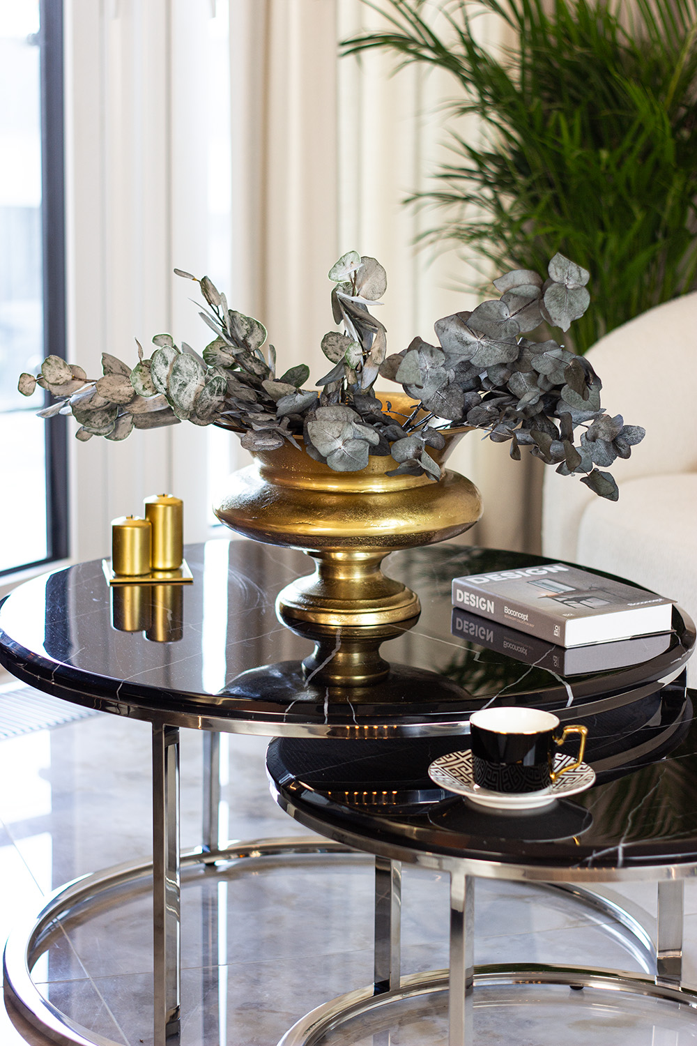 WAZON metalowy, mosiężny kolor, wyjątkowy kształt, styl glamour WAZON metalowy, mosiężny kolor, wyjątkowy kształt, styl glamour