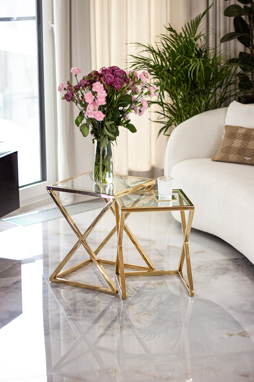 ZESTAW STOLIKÓW KAWOWYCH 2w1 złoty metalowy stelaż, wysoki połysk, transparentny blat, glamour, piękny ZESTAW STOLIKÓW KAWOWYCH 2w1 złoty metalowy stelaż, wysoki połysk, transparentny blat, glamour, piękny