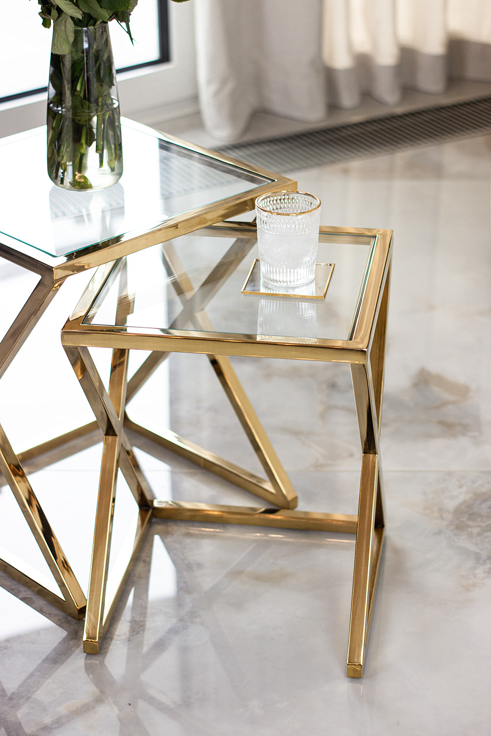 ZESTAW STOLIKÓW KAWOWYCH 2w1 złoty metalowy stelaż, wysoki połysk, transparentny blat, glamour, wyjątkowy ZESTAW STOLIKÓW KAWOWYCH 2w1 złoty metalowy stelaż, wysoki połysk, transparentny blat, glamour, wyjątkowy