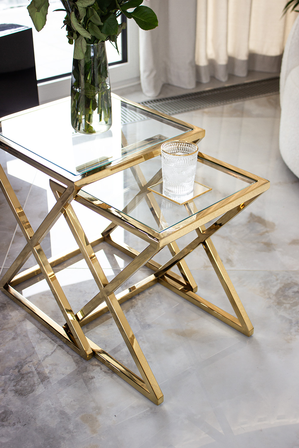 ZESTAW STOLIKÓW KAWOWYCH 2w1 złoty metalowy stelaż, wysoki połysk, transparentny blat, glamour ZESTAW STOLIKÓW KAWOWYCH 2w1 złoty metalowy stelaż, wysoki połysk, transparentny blat, glamour