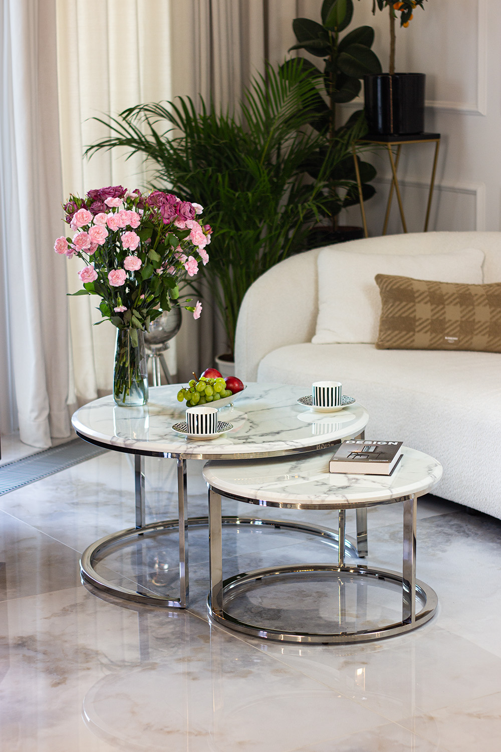 ZESTAW STOLIKÓW KAWOWYCH konglomerat marmurowy, srebrna podstawa styl glamour, biało-srebrny, wyjątkowy ZESTAW STOLIKÓW KAWOWYCH konglomerat marmurowy, srebrna podstawa styl glamour, biało-srebrny, wyjątkowy