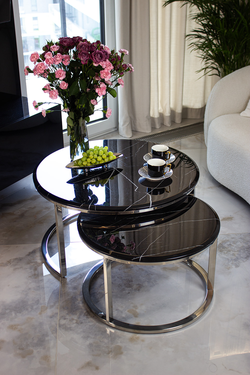 ZESTAW STOLIKÓW KAWOWYCH konglomerat marmurowy, srebrna podstawa styl glamour, czarno-srebrny, wyjątkowy ZESTAW STOLIKÓW KAWOWYCH konglomerat marmurowy, srebrna podstawa styl glamour, czarno-srebrny, wyjątkowy
