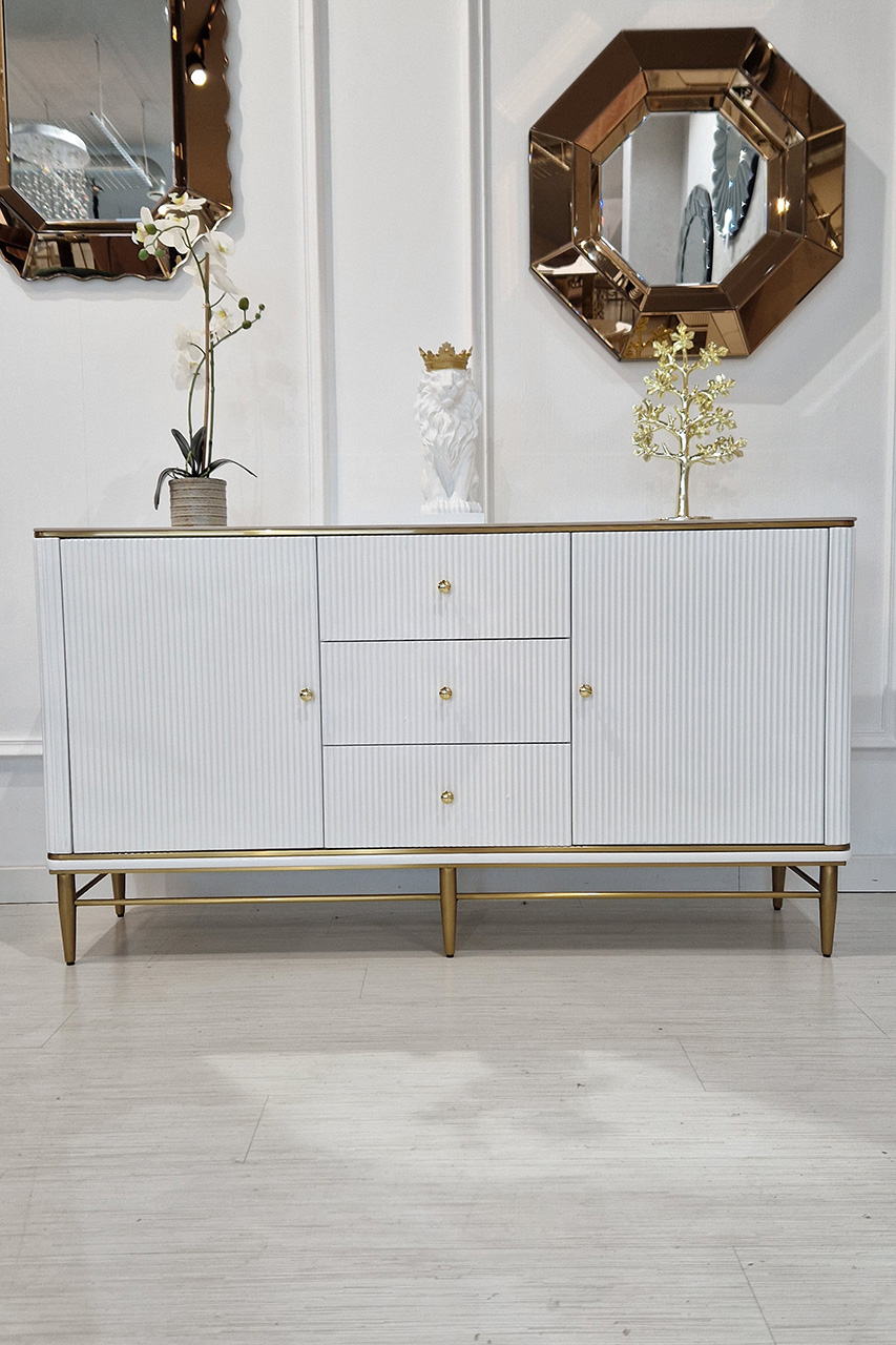 KOMODA ryflowana, biała, złote metalowe detale, blat ze spieku kamiennego, styl glamour, piękna