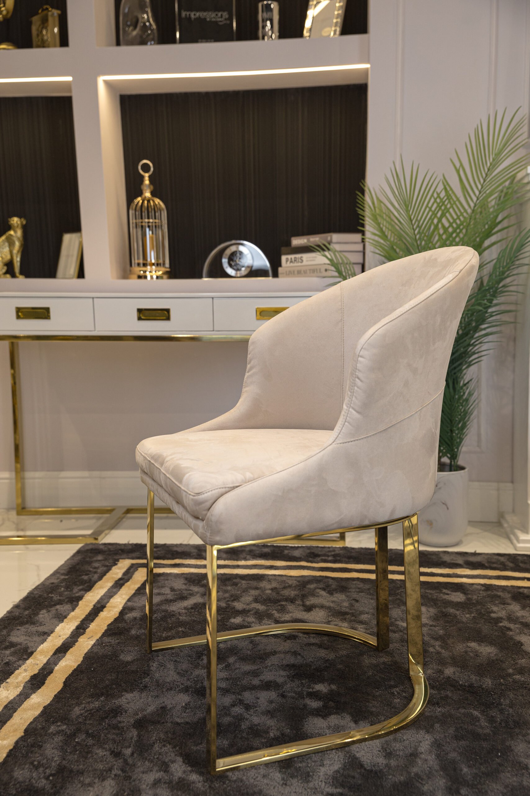 KRZESŁO na złotym stelażu, welwetowa tapicerka, wyprofilowane siedzisko, nowoczesne, stylowe