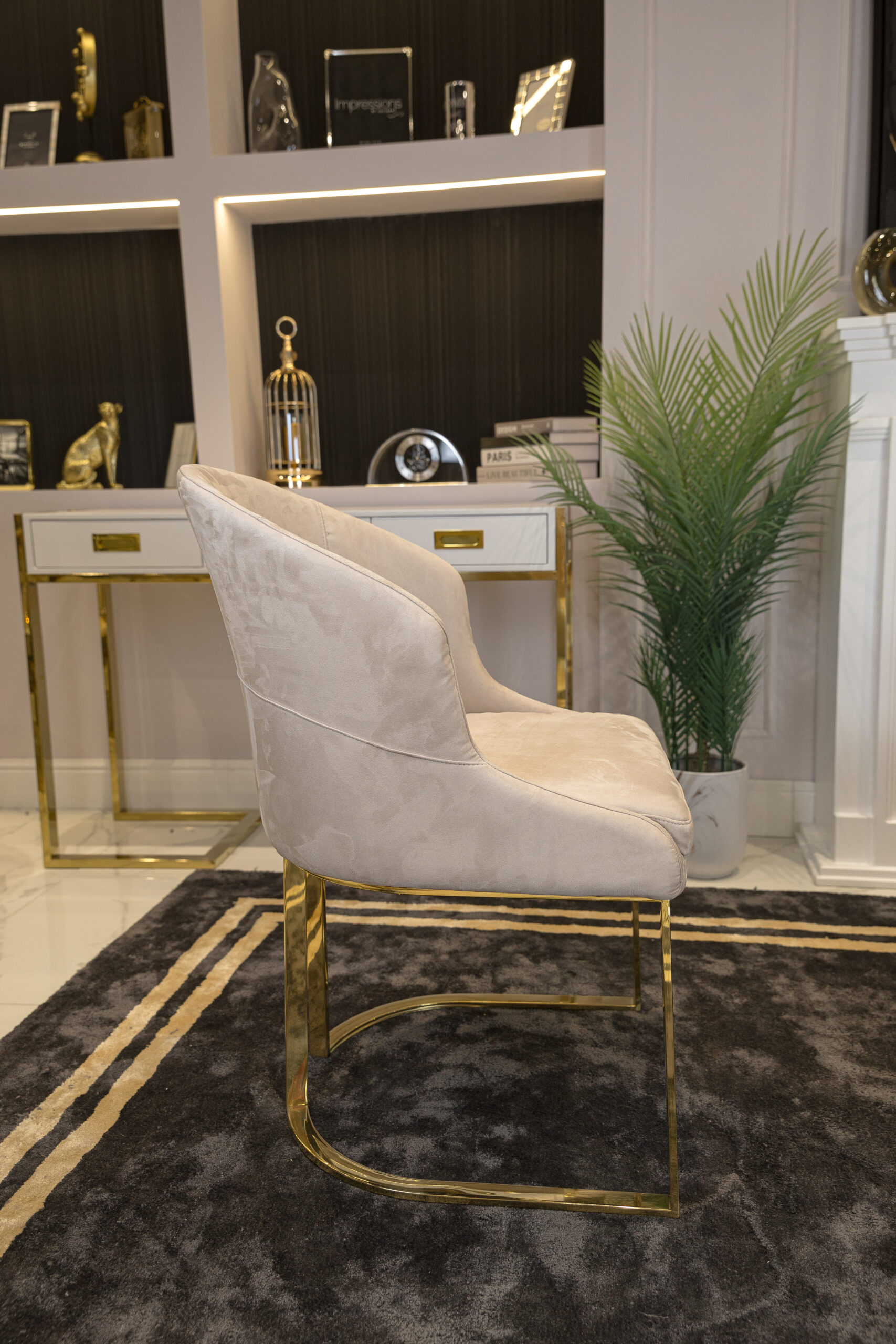 KRZESŁO na złotym stelażu, welwetowa tapicerka, wyprofilowane siedzisko, nowoczesne, wyjątkowe