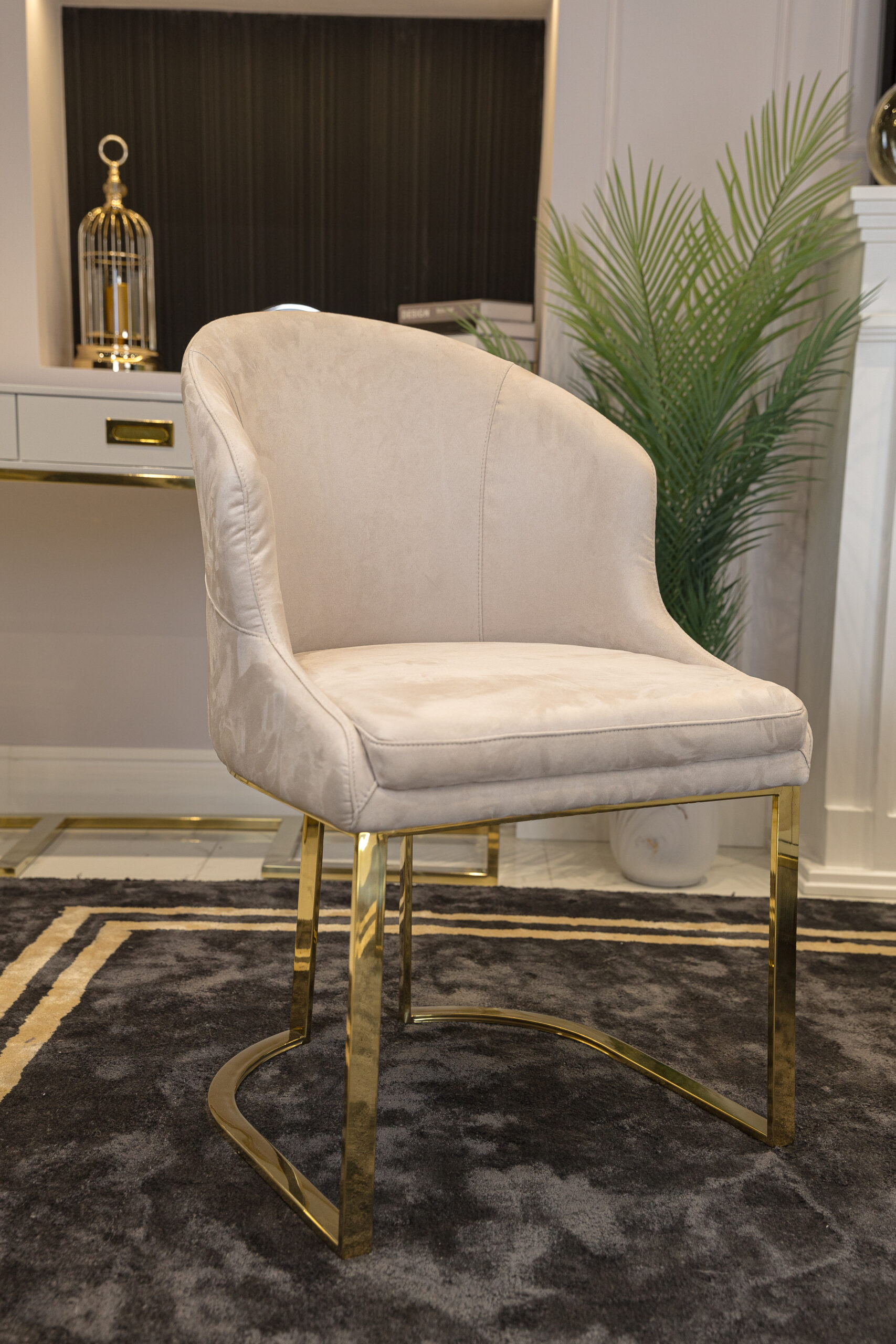 KRZESŁO na złotym stelażu, welwetowa tapicerka, wyprofilowane siedzisko, nowoczesnem elganckie