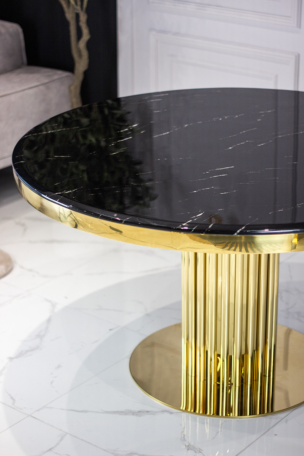 STÓŁ JADALNIANY okrągły na złotej designerskiej podstawie, czarny blat imitujący marmur, glamour, elegancki