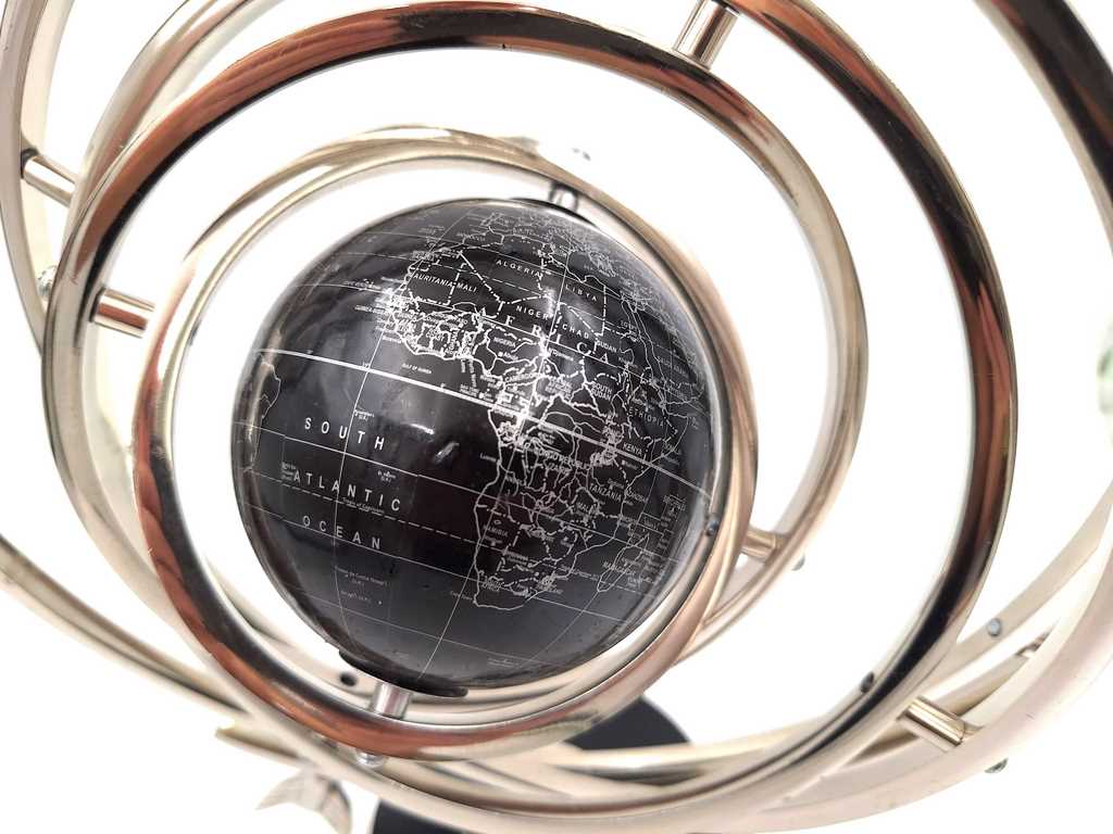 FIGURKA DEKORACYJNA srebrne astrolabium z globusem, czarne detale, elegancka, dekoracyjna FIGURKA DEKORACYJNA srebrne astrolabium z globusem, czarne detale, elegancka, dekoracyjna