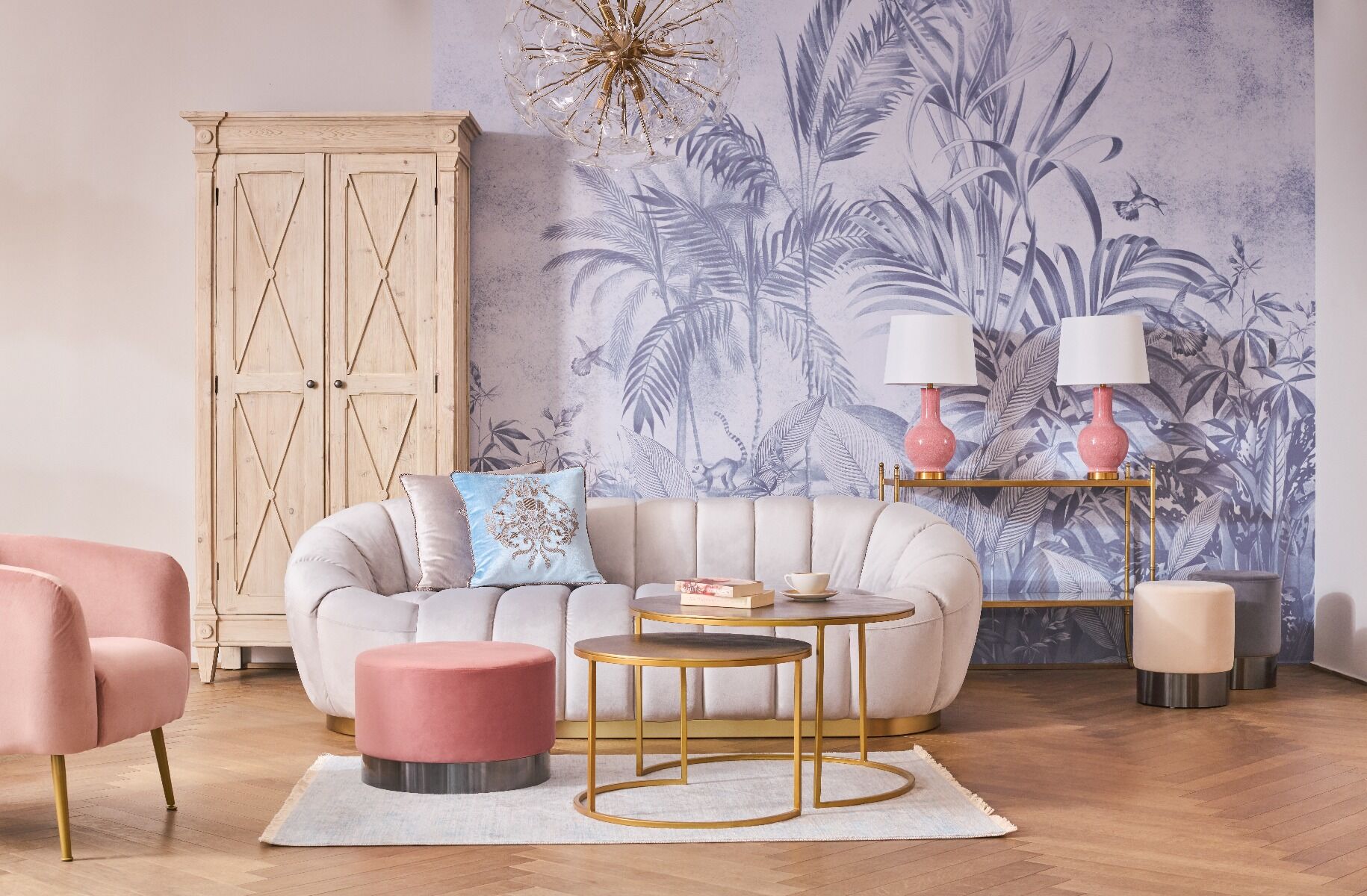 FOTEL o zaokrąglonym, miękkim oparciu z podłokietnikami, złote nóżki, różowy welur, styl pastel cocktail, do biua