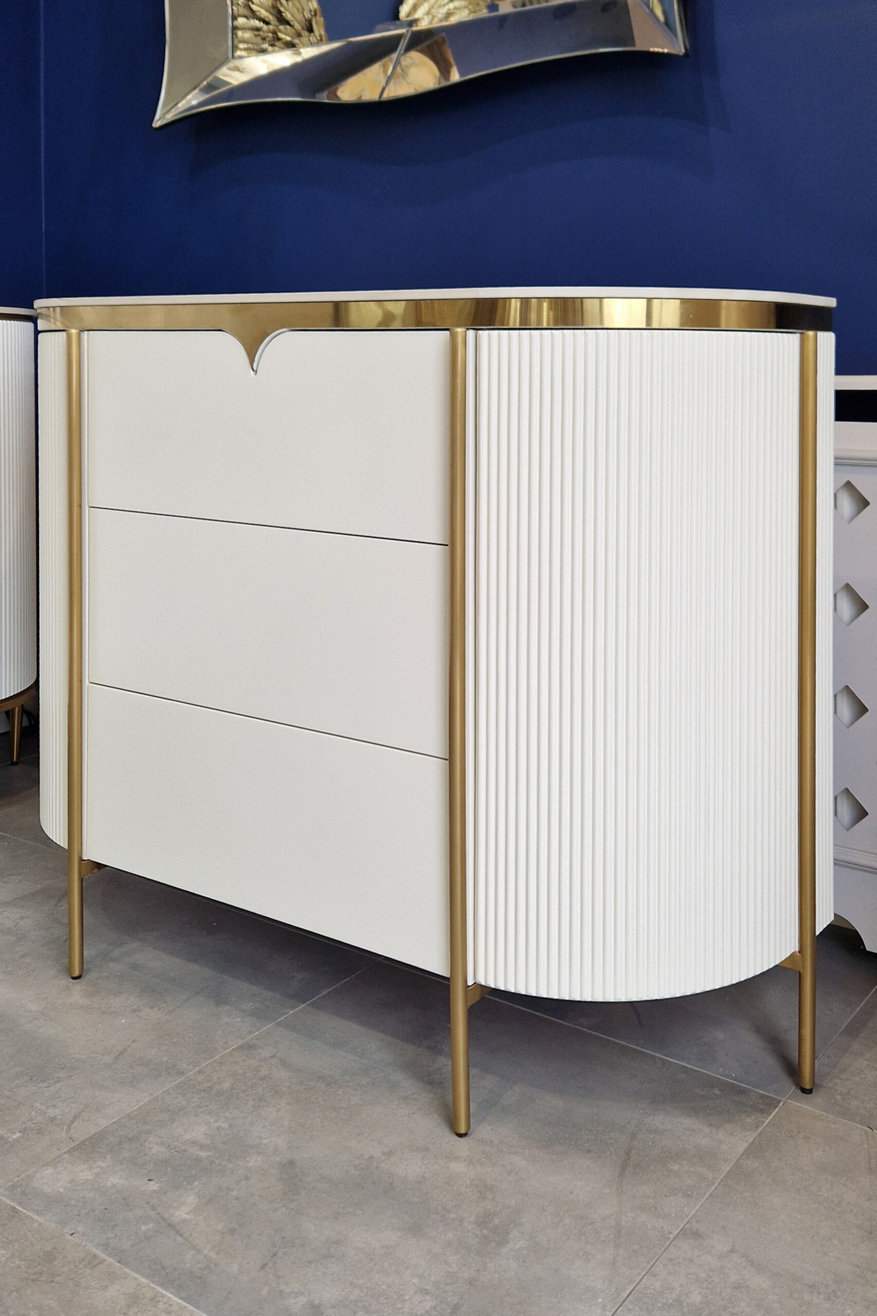 KOMODA biała z szufladami, złote elementy, ryflowana, zaokrąglone boki, blat ze spieku kamiennego 120 cm, piękna