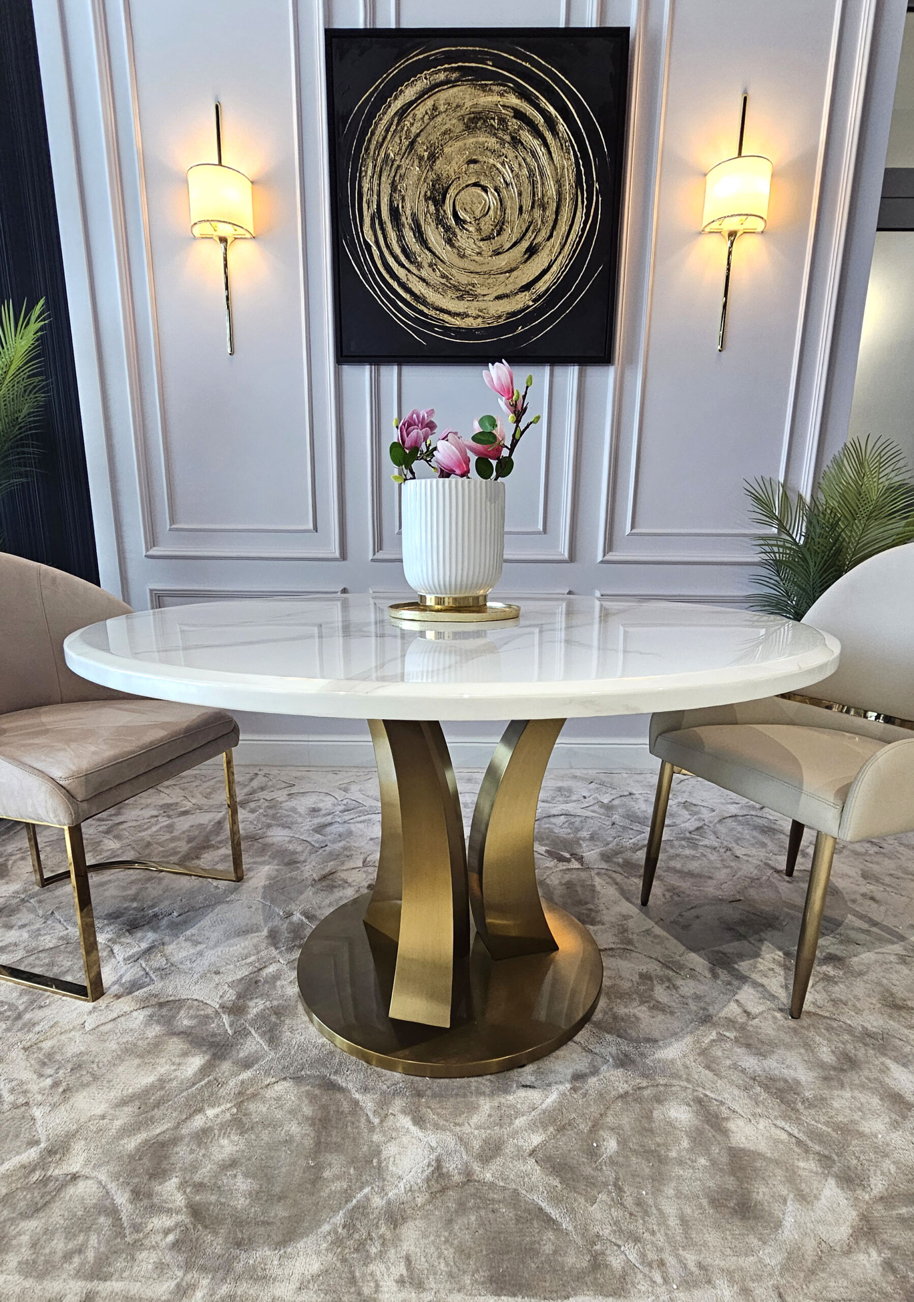 STÓŁ JADALNIANY okrągły Aureus biały blat z konglomeratu marmurowego, złota designerska podstawa, nowoczesny, piękny