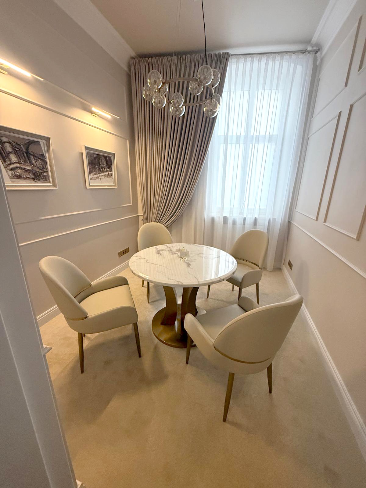 STÓŁ JADALNIANY okrągły Aureus biały blat z konglomeratu marmurowego, złota designerska podstawa, nowoczesny, wyrafinowany STÓŁ JADALNIANY okrągły Aureus biały blat z konglomeratu marmurowego, złota designerska podstawa, nowoczesny, wyrafinowany