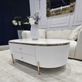 STOLIK KAWOWY Anne z ryflowanym białym korpusem, złote metalowe dodatki, blat ze spieku