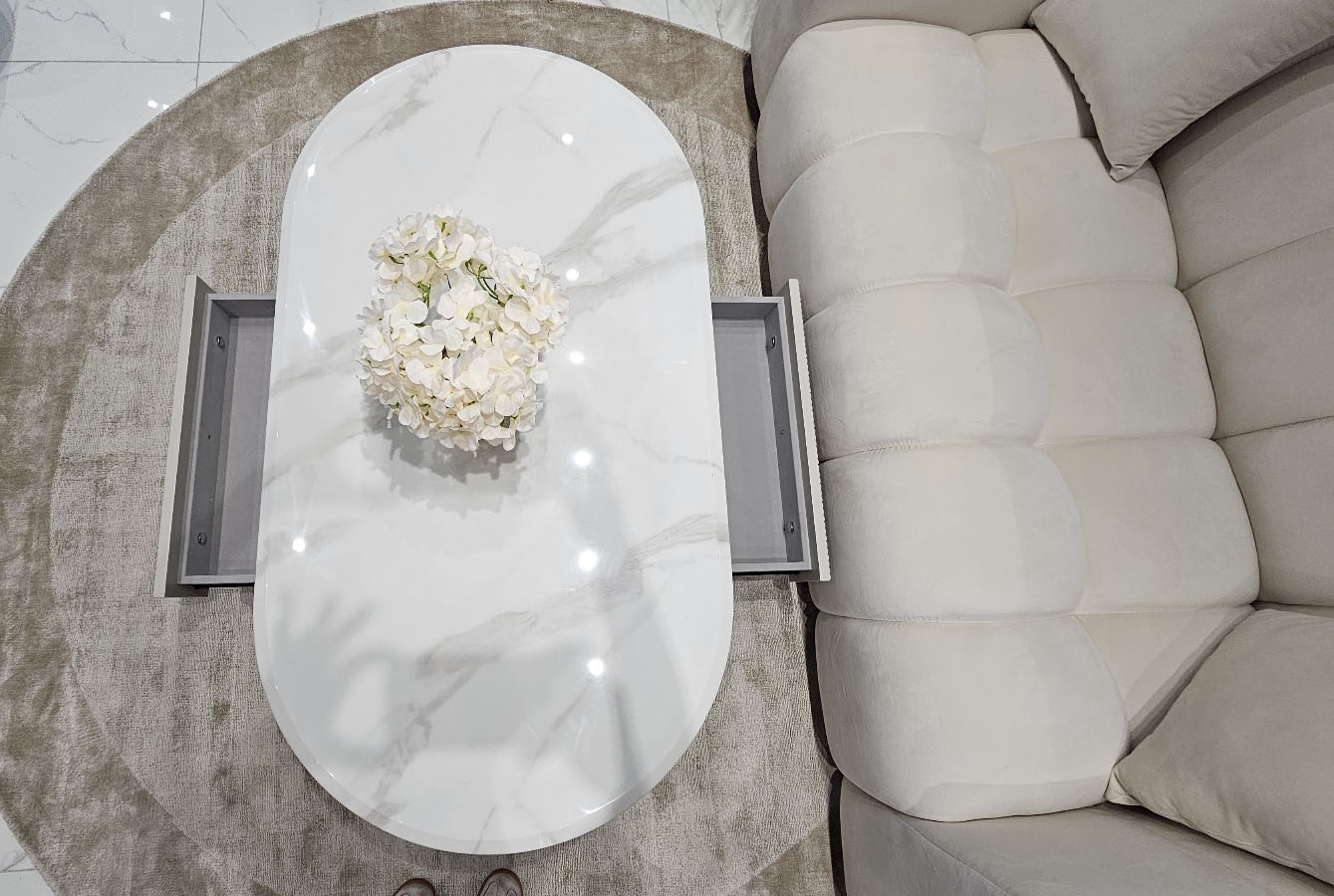 STOLIK KAWOWY Anne z ryflowanym białym korpusem, złote metalowe dodatki, blat ze spieku, nowoczesny STOLIK KAWOWY Anne z ryflowanym białym korpusem, złote metalowe dodatki, blat ze spieku, nowoczesny