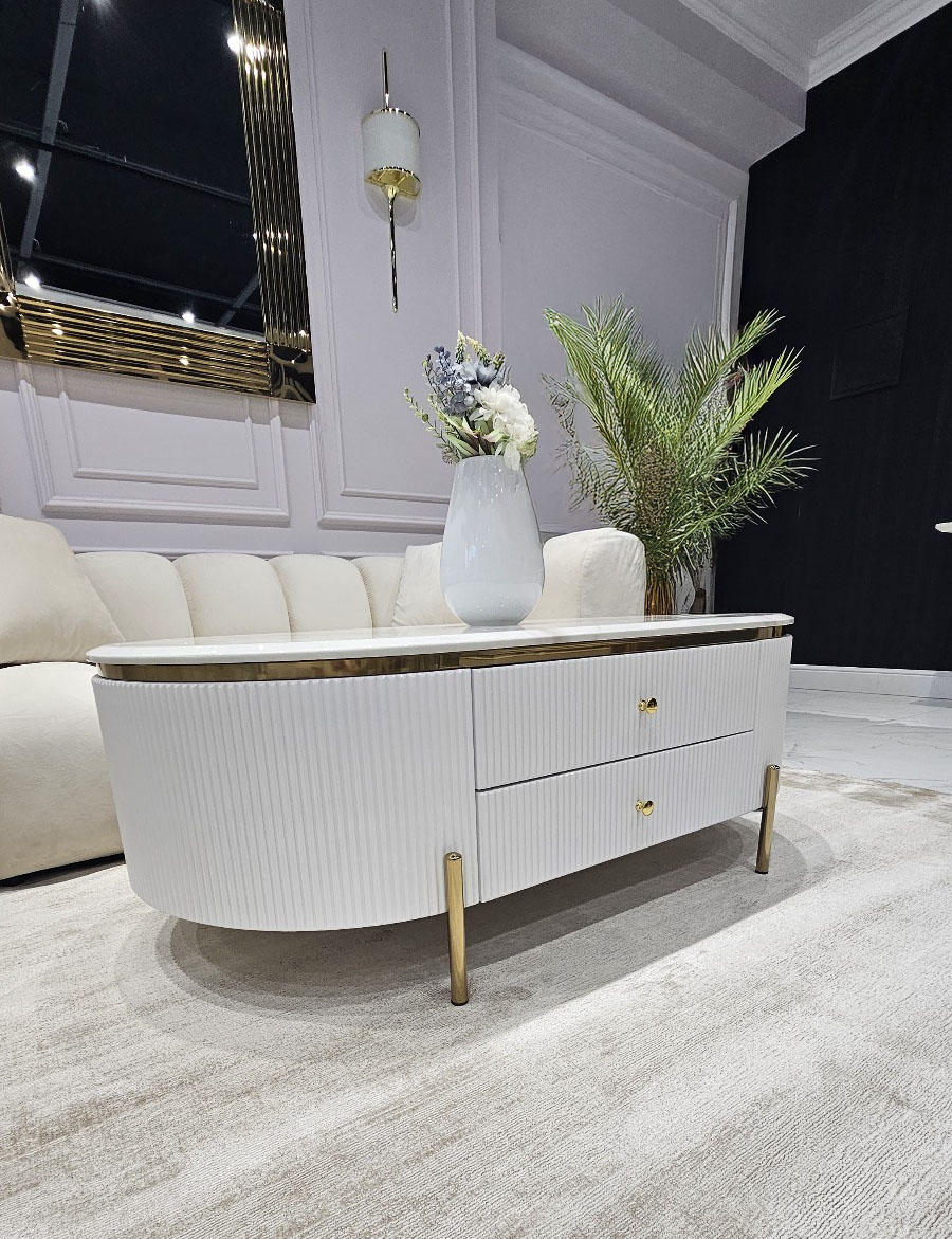 STOLIK KAWOWY Anne z ryflowanym białym korpusem, złote metalowe dodatki, blat ze spieku, piękna STOLIK KAWOWY Anne z ryflowanym białym korpusem, złote metalowe dodatki, blat ze spieku, piękna