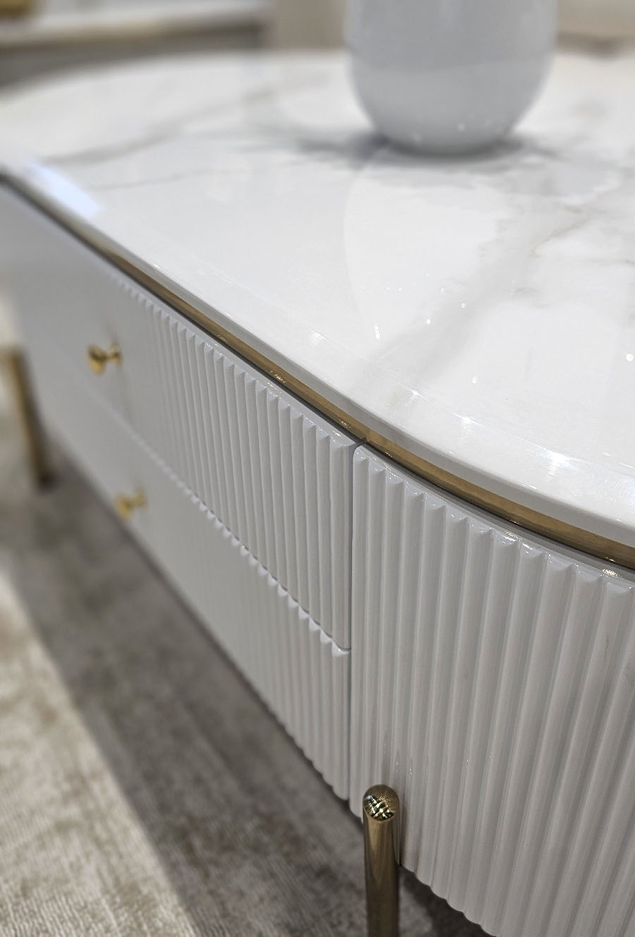 STOLIK KAWOWY Anne z ryflowanym białym korpusem, złote metalowe dodatki, blat ze spieku, premium STOLIK KAWOWY Anne z ryflowanym białym korpusem, złote metalowe dodatki, blat ze spieku, premium