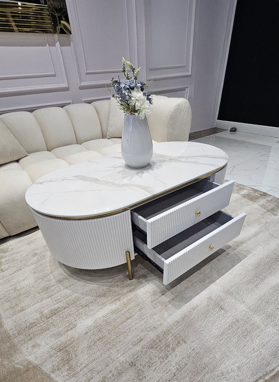 STOLIK KAWOWY Anne z ryflowanym białym korpusem, złote metalowe dodatki, blat ze spieku, wyjątkowy STOLIK KAWOWY Anne z ryflowanym białym korpusem, złote metalowe dodatki, blat ze spieku, wyjątkowy