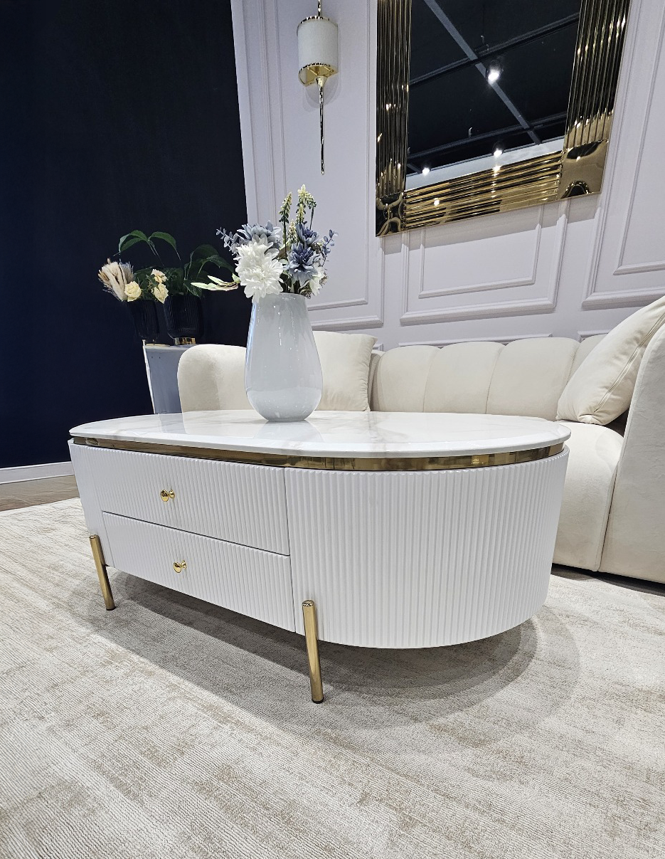 STOLIK KAWOWY Anne z ryflowanym białym korpusem, złote metalowe dodatki, blat ze spieku STOLIK KAWOWY Anne z ryflowanym białym korpusem, złote metalowe dodatki, blat ze spieku