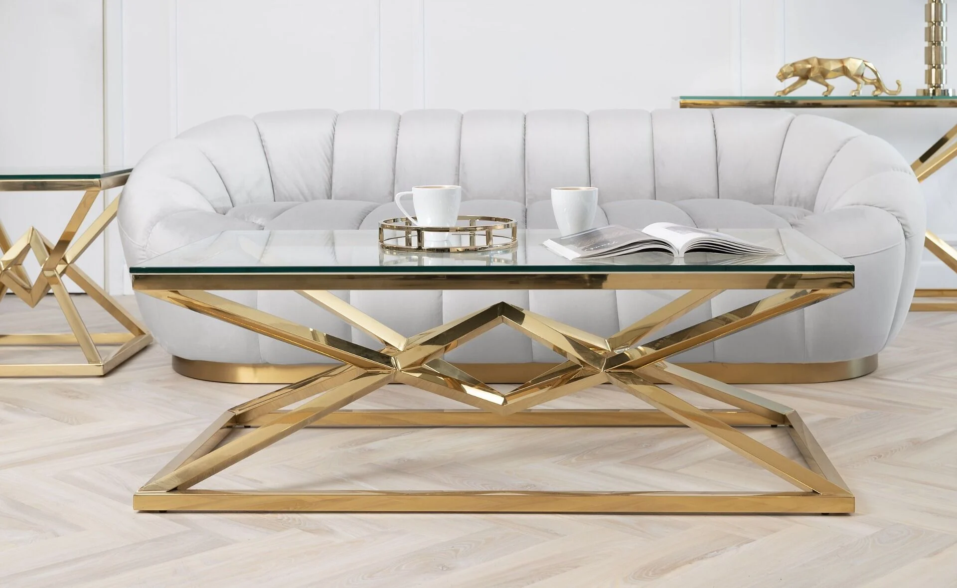 STOLIK KAWOWY na złotym dekoracyjnym stelażu, transparentny blat, nowojorski glamour