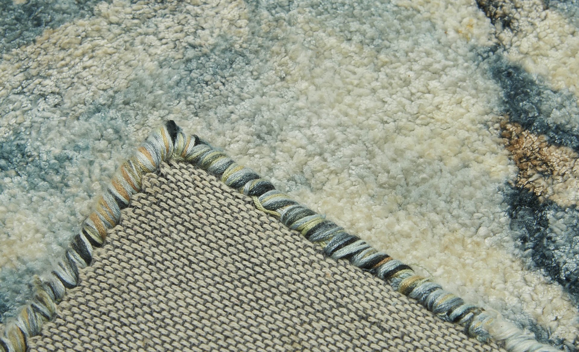 DYWAN ręcznie wykonany, prostokątny kształt, wielokolorowa barwa, nowoczesny wzór, do salonu DYWAN ręcznie wykonany, prostokątny kształt, wielokolorowa barwa, nowoczesny wzór, do salonu