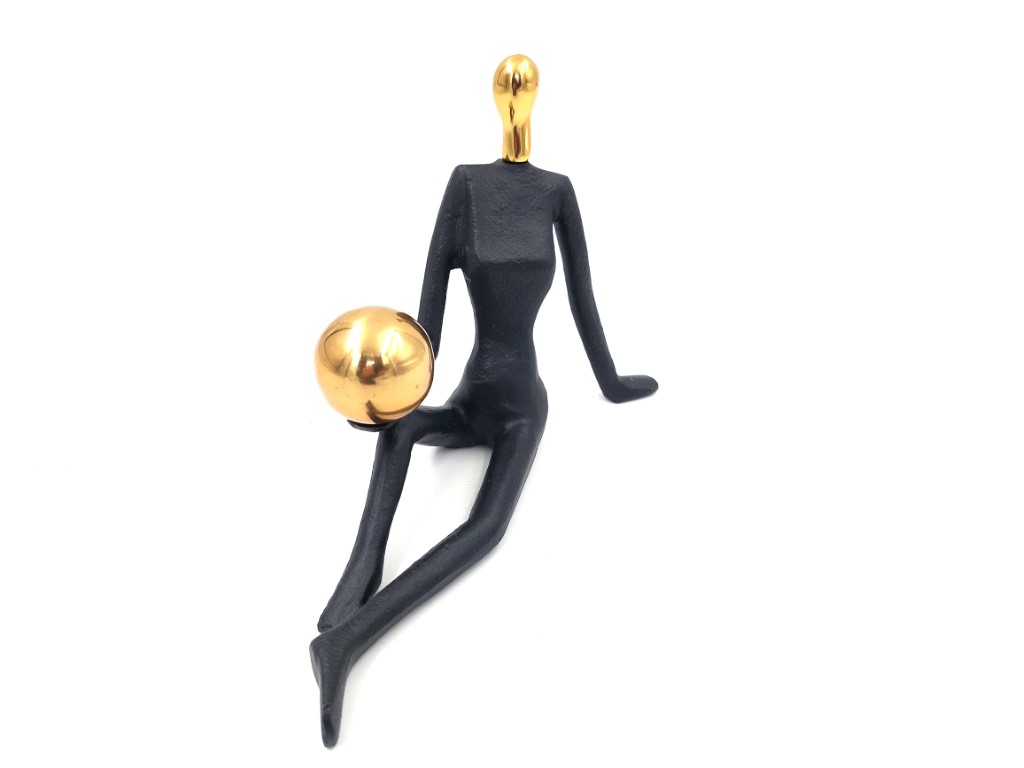 FIGURKA DEKORACYJNA czarno-złota kobieta gimnastyczka z kulą, nowoczesny styl, piękna FIGURKA DEKORACYJNA czarno-złota kobieta gimnastyczka z kulą, nowoczesny styl, piękna