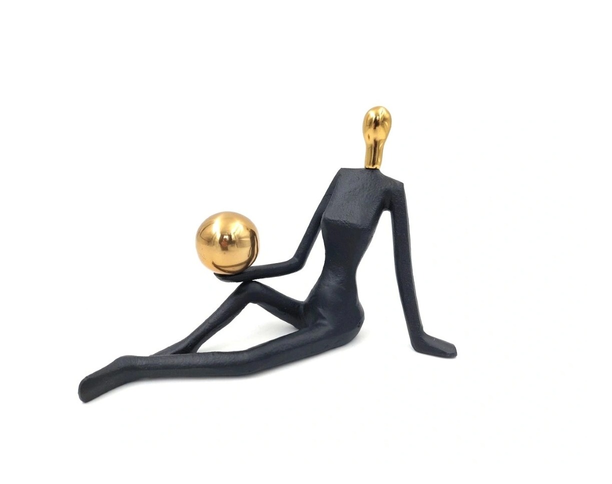 FIGURKA DEKORACYJNA czarno-złota kobieta gimnastyczka z kulą, nowoczesny styl FIGURKA DEKORACYJNA czarno-złota kobieta gimnastyczka z kulą, nowoczesny styl