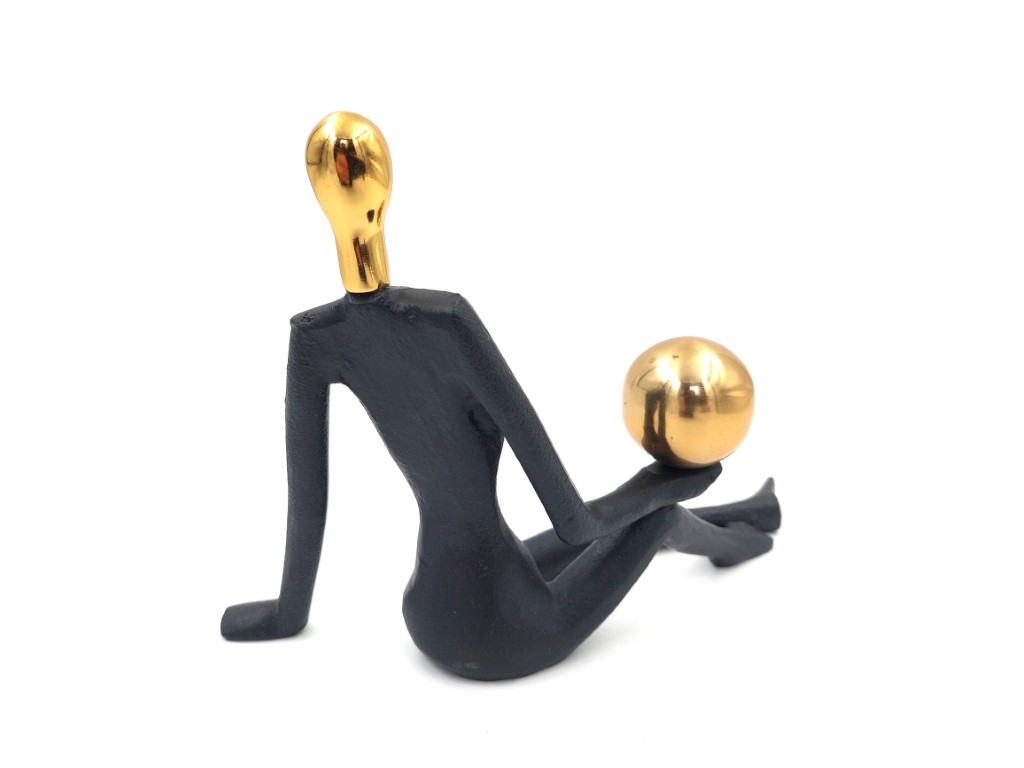 FIGURKA DEKORACYJNA czarno-złota kobieta gimnastyczka z kulą, nowoczesny styl, wyjątkowa FIGURKA DEKORACYJNA czarno-złota kobieta gimnastyczka z kulą, nowoczesny styl, wyjątkowa