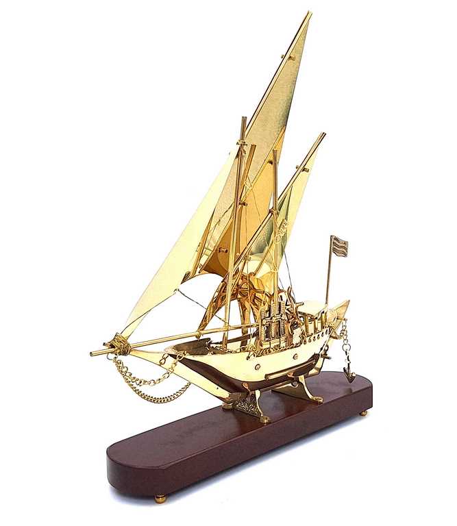 FIGURKA DEKORACYJNA mosiężny okręt na brązowej, drewnianej podstawie, klasyczny wygląd, piękna FIGURKA DEKORACYJNA mosiężny okręt na brązowej, drewnianej podstawie, klasyczny wygląd, piękna