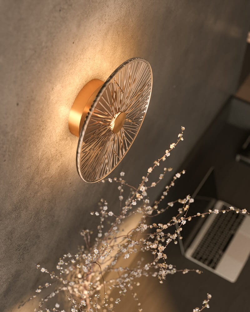 KINKIET z okrągłym, szklanym abażurem, złoty matowy metalowy detal, nowoczesny styl, ekskluzywny