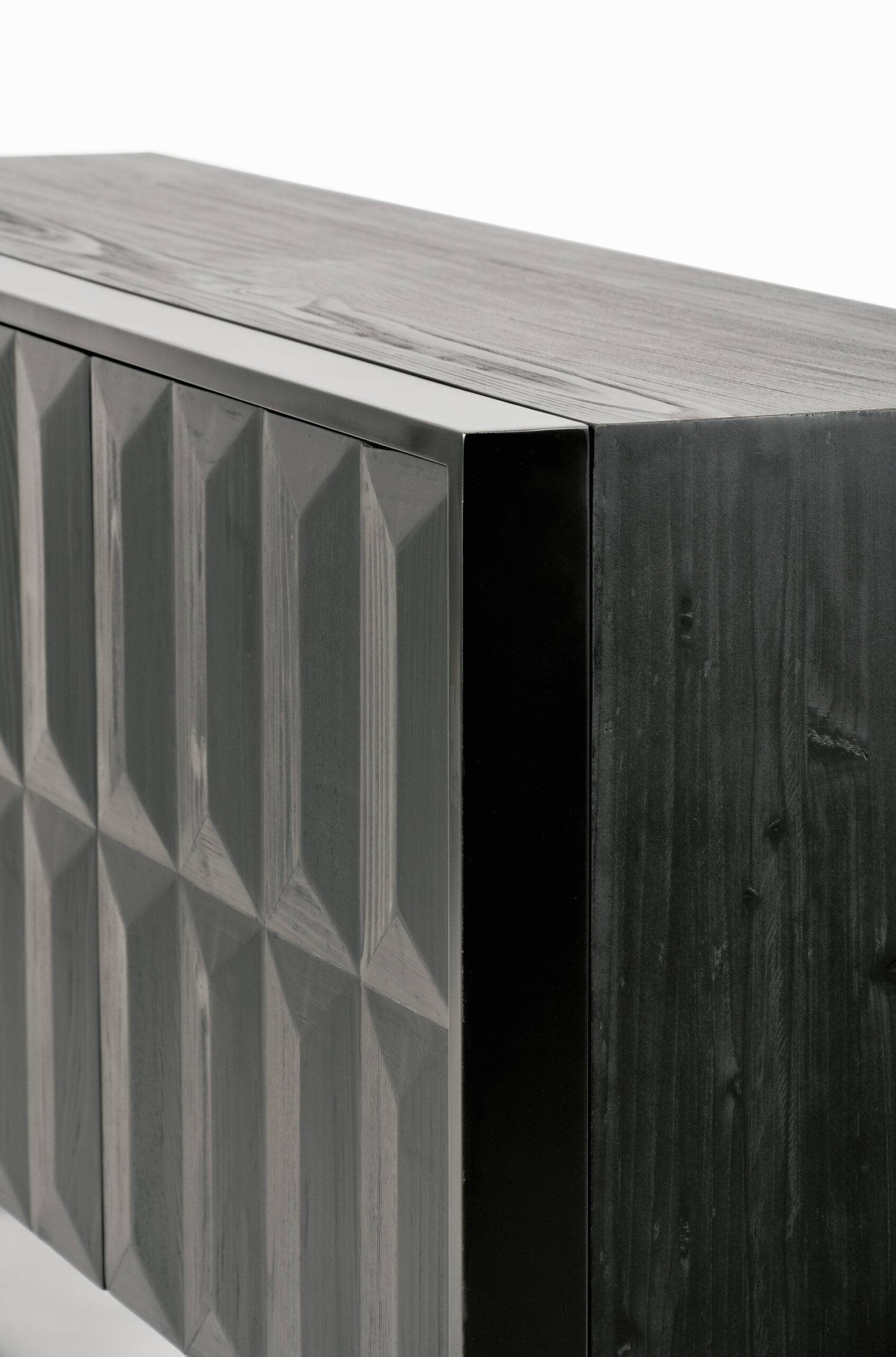 KOMODA czarna, fronty ze strukturą 3D, matowe wykończenie korpusu, żelazne nogi w pół połysku-1 KOMODA czarna, fronty ze strukturą 3D, matowe wykończenie korpusu, żelazne nogi w pół połysku-1