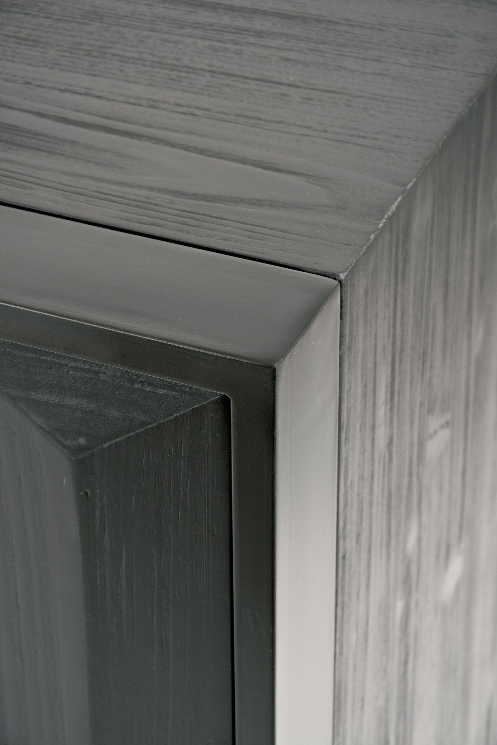 KOMODA czarna, fronty ze strukturą 3D, matowe wykończenie korpusu, żelazne nogi w pół połysku-2 KOMODA czarna, fronty ze strukturą 3D, matowe wykończenie korpusu, żelazne nogi w pół połysku-2