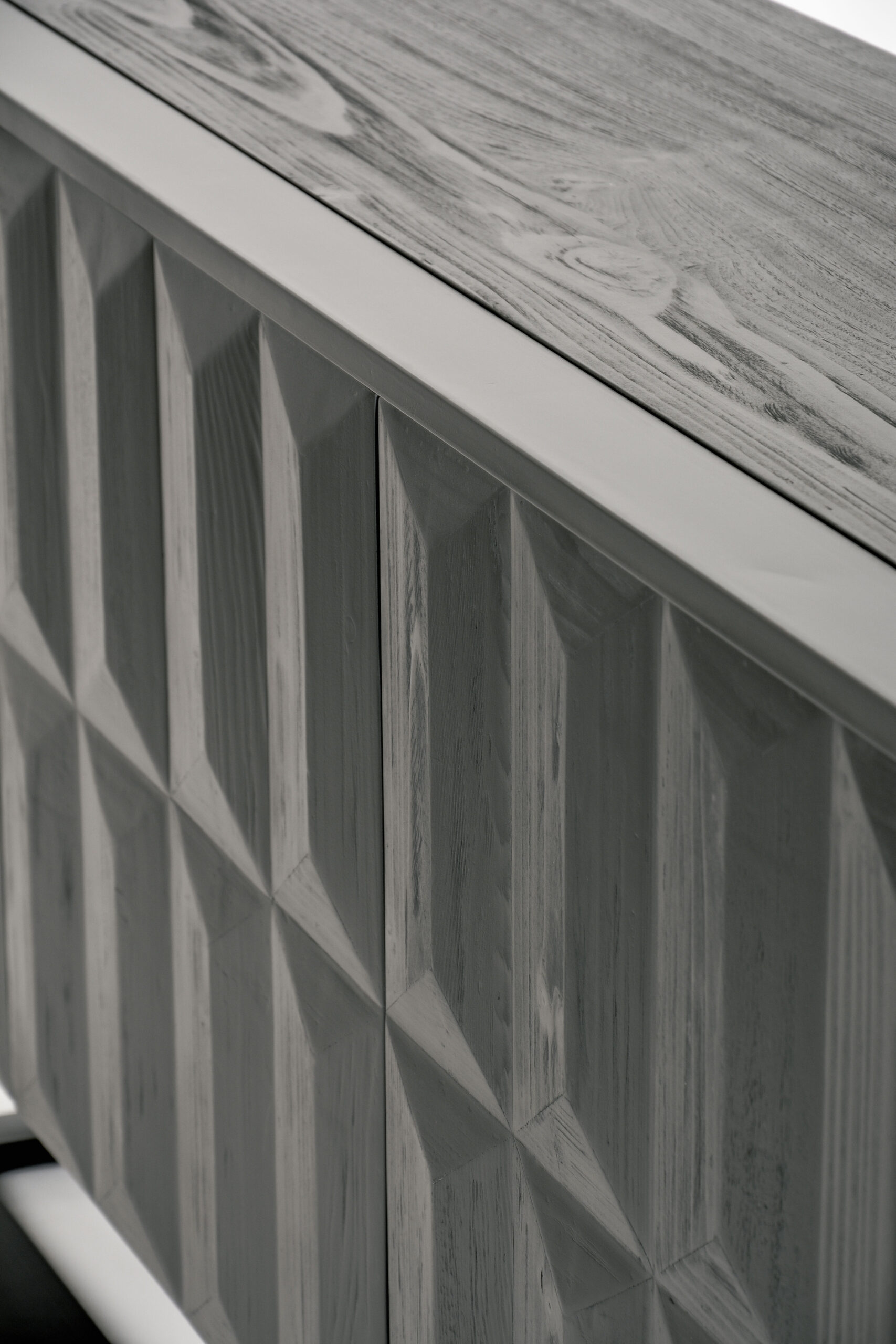 KOMODA czarna, fronty ze strukturą 3D, matowe wykończenie korpusu, żelazne nogi w pół połysku-4 KOMODA czarna, fronty ze strukturą 3D, matowe wykończenie korpusu, żelazne nogi w pół połysku-4