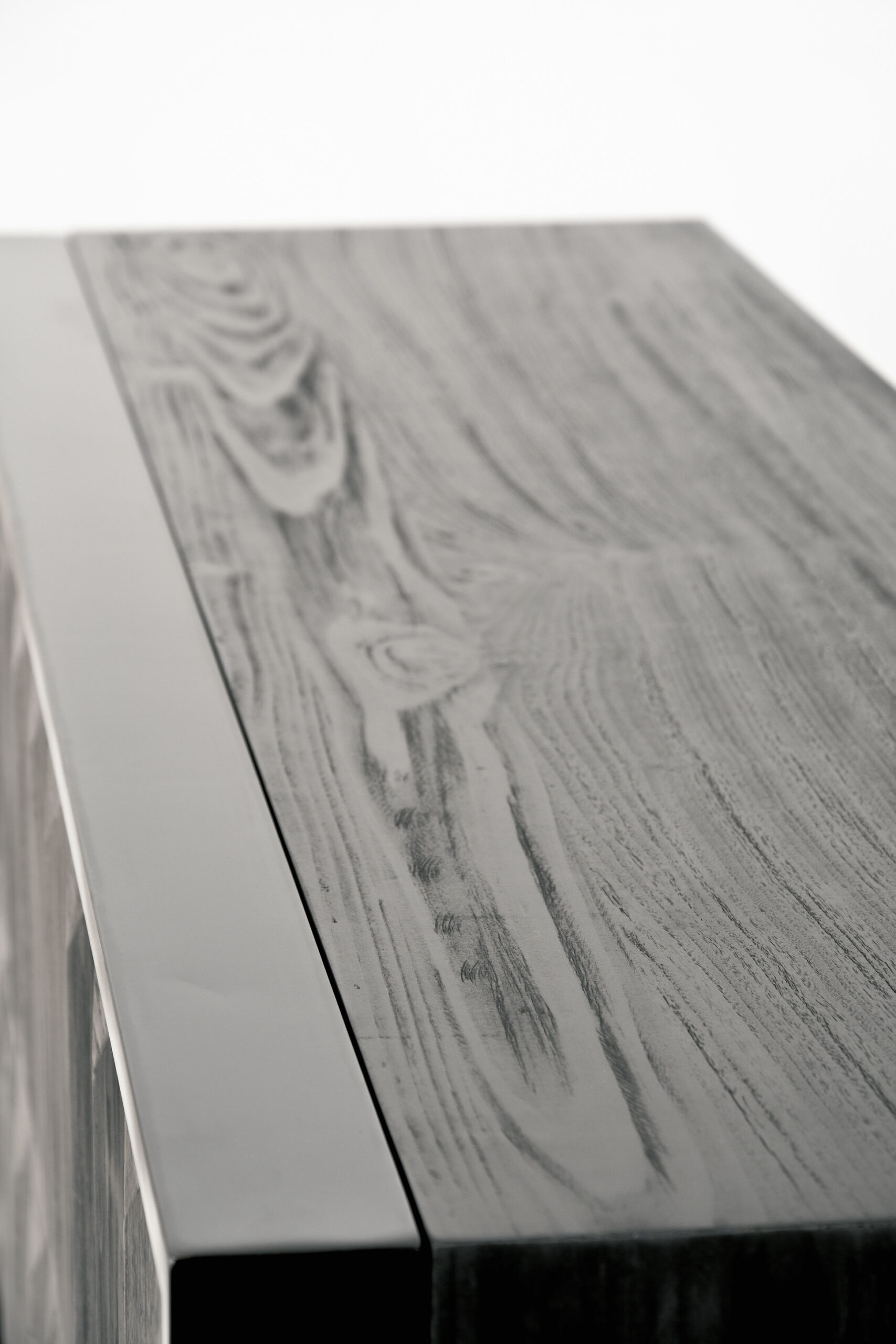 KOMODA czarna, fronty ze strukturą 3D, matowe wykończenie korpusu, żelazne nogi w pół połysku-5 KOMODA czarna, fronty ze strukturą 3D, matowe wykończenie korpusu, żelazne nogi w pół połysku-5