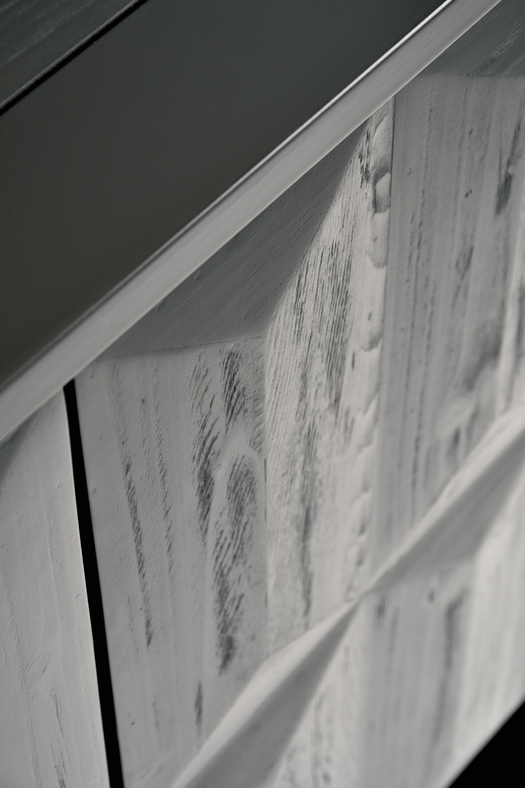 KOMODA czarna, fronty ze strukturą 3D, matowe wykończenie korpusu, żelazne nogi w pół połysku-6 KOMODA czarna, fronty ze strukturą 3D, matowe wykończenie korpusu, żelazne nogi w pół połysku-6