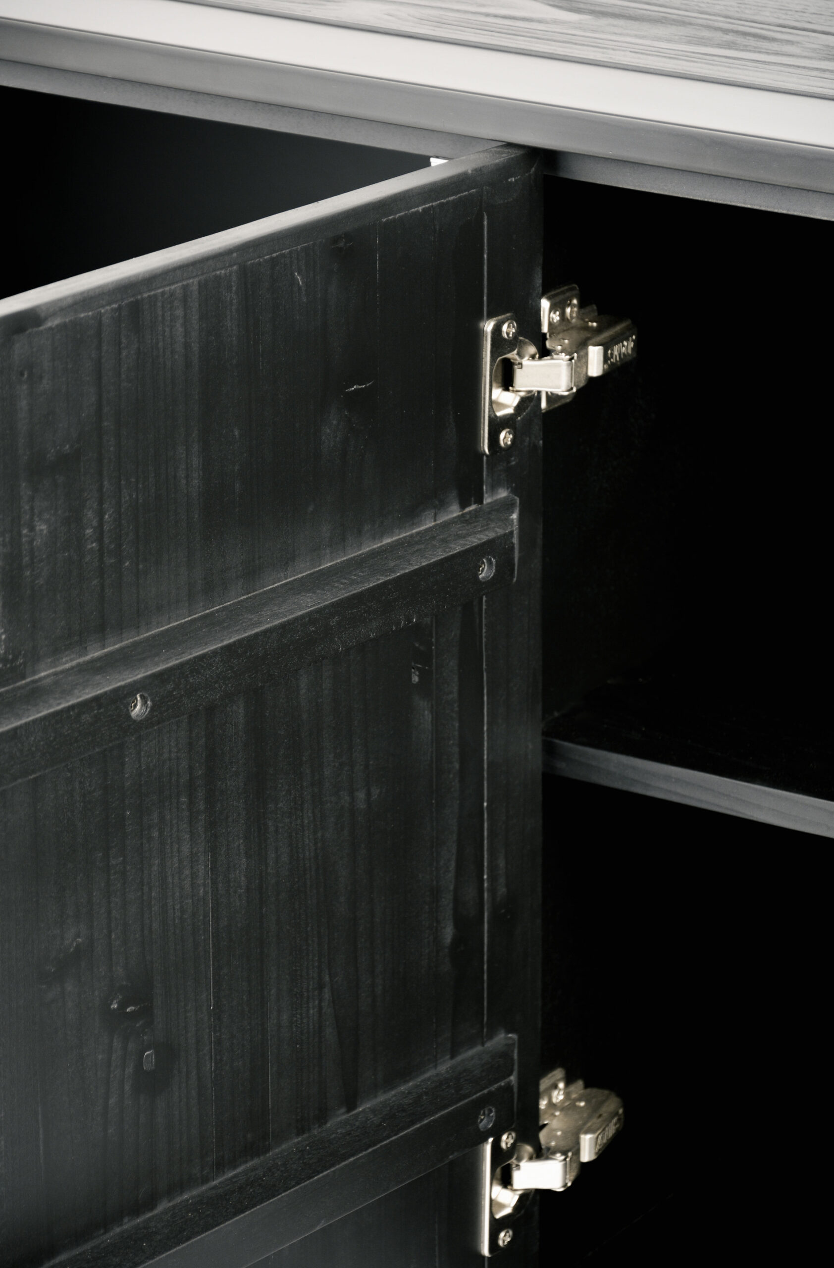 KOMODA czarna, fronty ze strukturą 3D, matowe wykończenie korpusu, żelazne nogi w pół połysku-8 KOMODA czarna, fronty ze strukturą 3D, matowe wykończenie korpusu, żelazne nogi w pół połysku-8