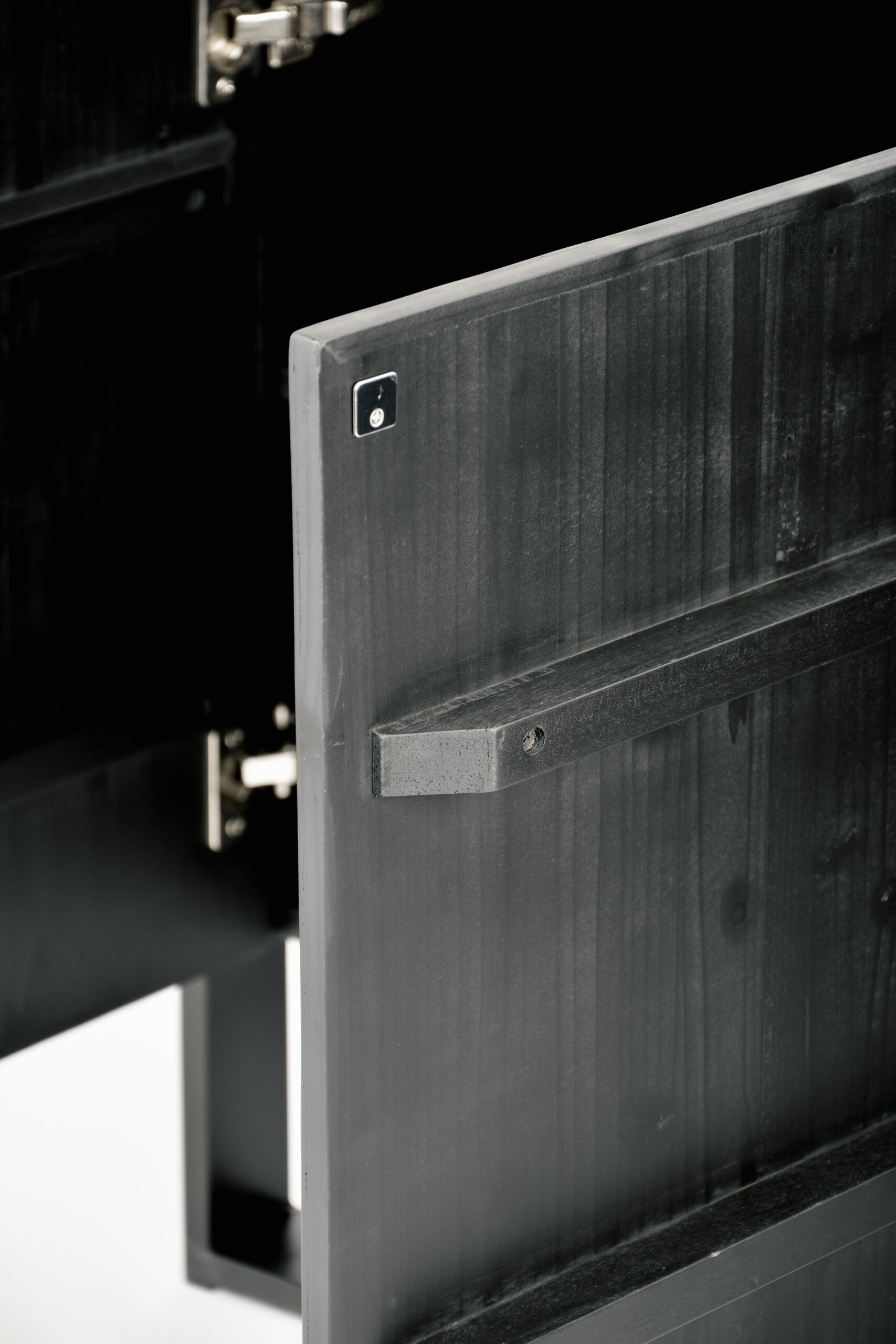 KOMODA czarna, fronty ze strukturą 3D, matowe wykończenie korpusu, żelazne nogi w pół połysku-9 KOMODA czarna, fronty ze strukturą 3D, matowe wykończenie korpusu, żelazne nogi w pół połysku-9