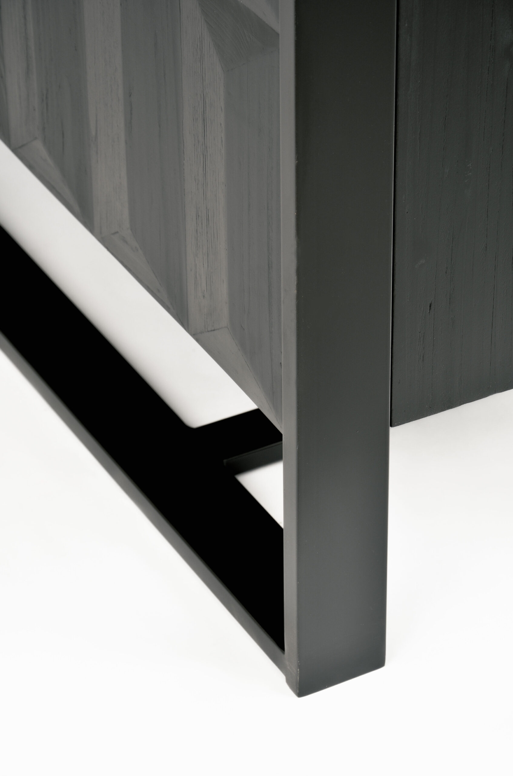 KOMODA czarna, fronty ze strukturą 3D, matowe wykończenie korpusu, żelazne nogi w pół połysku, dostojna KOMODA czarna, fronty ze strukturą 3D, matowe wykończenie korpusu, żelazne nogi w pół połysku, dostojna