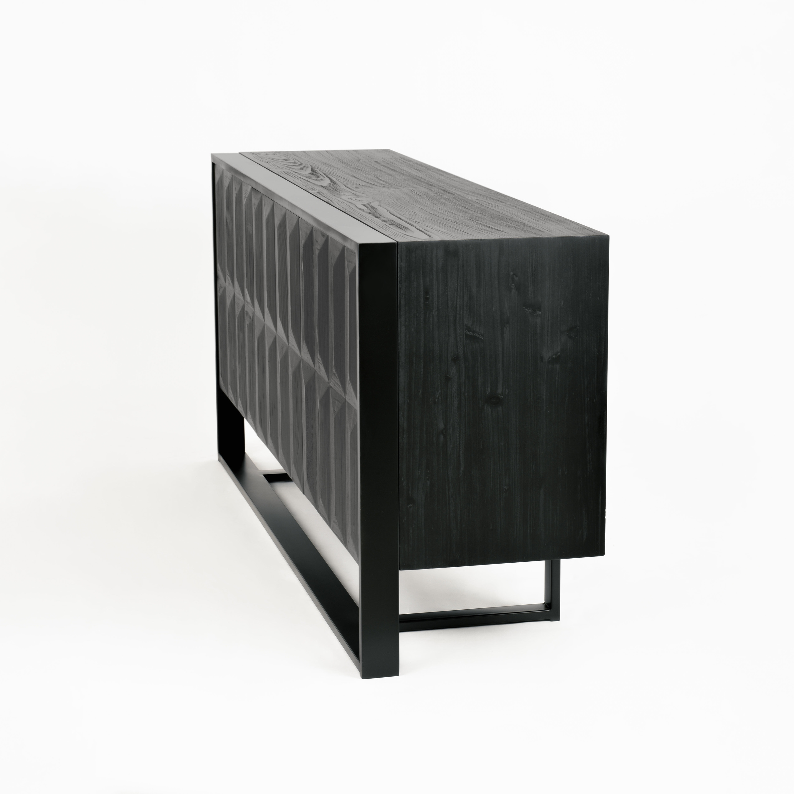 KOMODA czarna, fronty ze strukturą 3D, matowe wykończenie korpusu, żelazne nogi w pół połysku, wyrafinowana KOMODA czarna, fronty ze strukturą 3D, matowe wykończenie korpusu, żelazne nogi w pół połysku, wyrafinowana