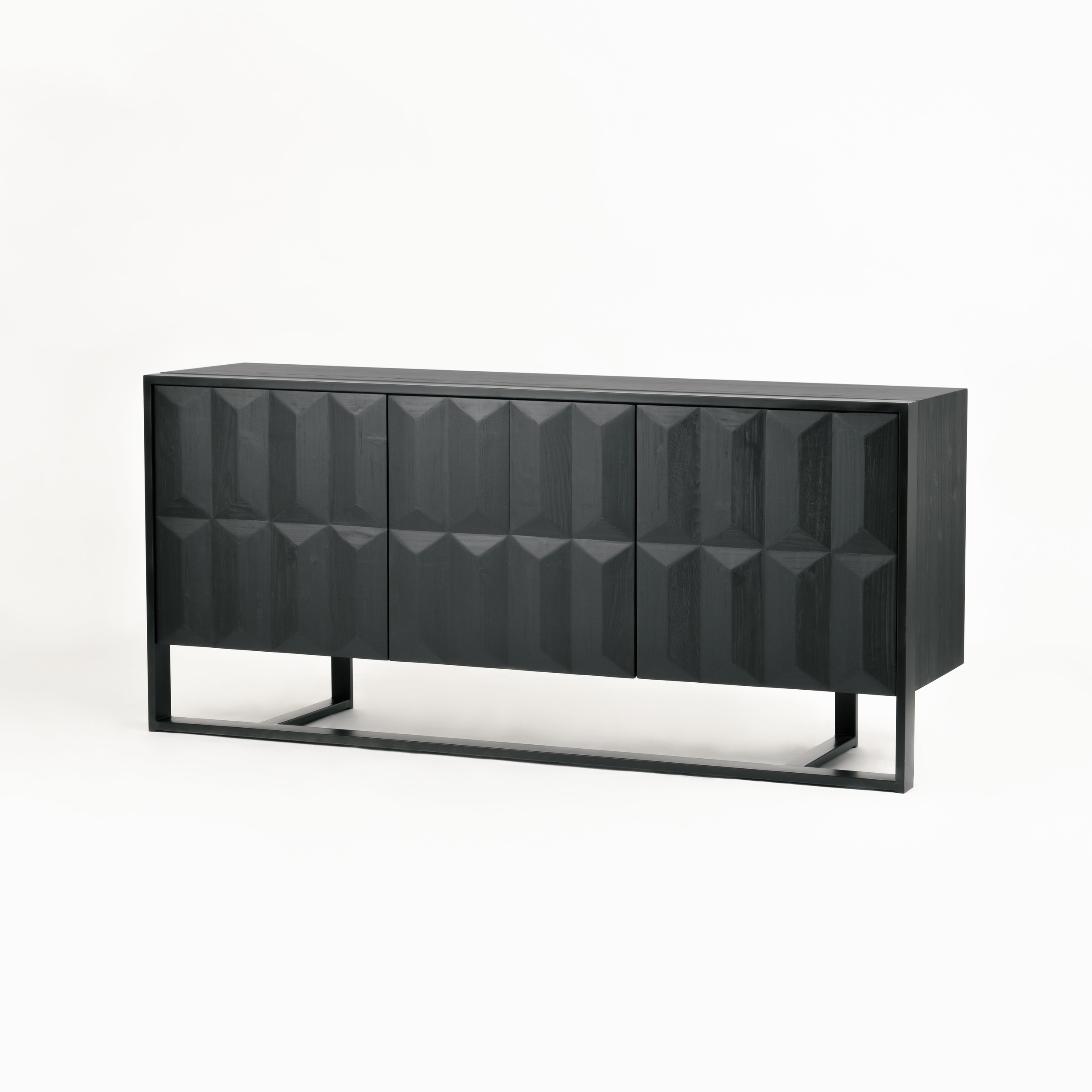 KOMODA czarna, fronty ze strukturą 3D, matowe wykończenie korpusu, żelazne nogi w pół połysku KOMODA czarna, fronty ze strukturą 3D, matowe wykończenie korpusu, żelazne nogi w pół połysku