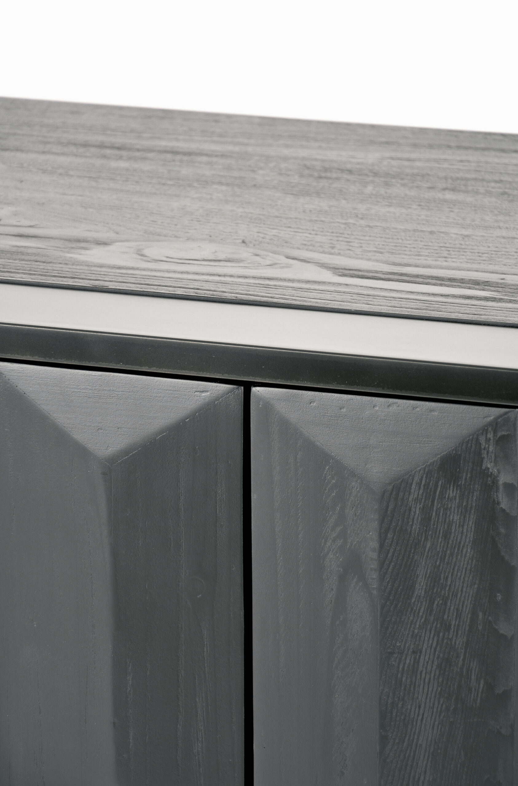 KOMODA czarna, fronty ze strukturą 3D, matowe wykończenie korpusu, żelazne nogi w pół połysku7 KOMODA czarna, fronty ze strukturą 3D, matowe wykończenie korpusu, żelazne nogi w pół połysku7