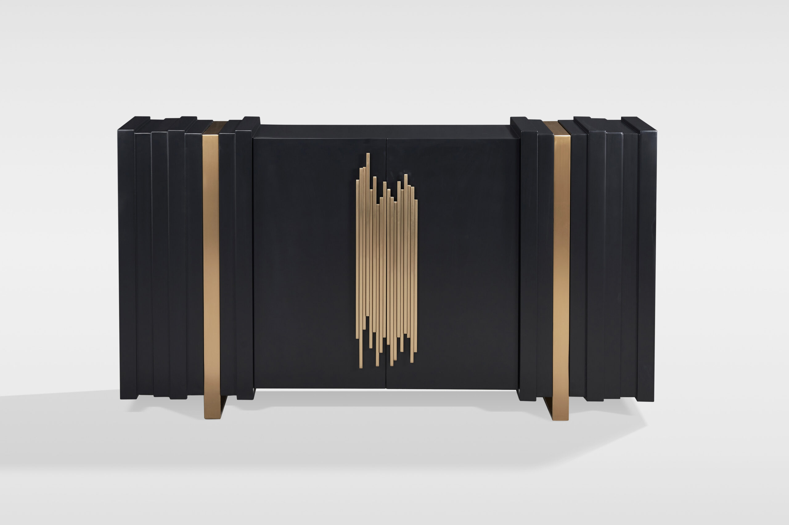 KOMODA czarna o nowoczesnym charakterze, złote uchwyty i nogi, unikalny design, wyrafinowana