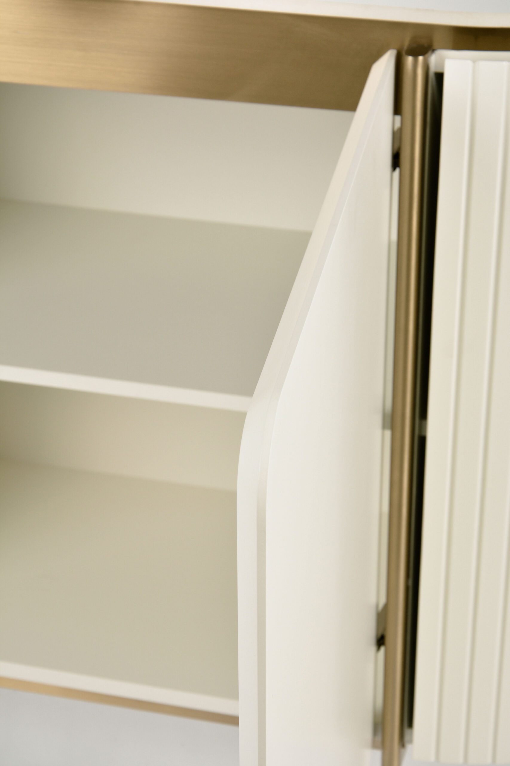 KOMODA w kolorze złamanej bieli z złotymi detalami, zaokrąglone, ryflowane boki, nowoczesny styl, dekoracyjna KOMODA w kolorze złamanej bieli z złotymi detalami, zaokrąglone, ryflowane boki, nowoczesny styl, dekoracyjna