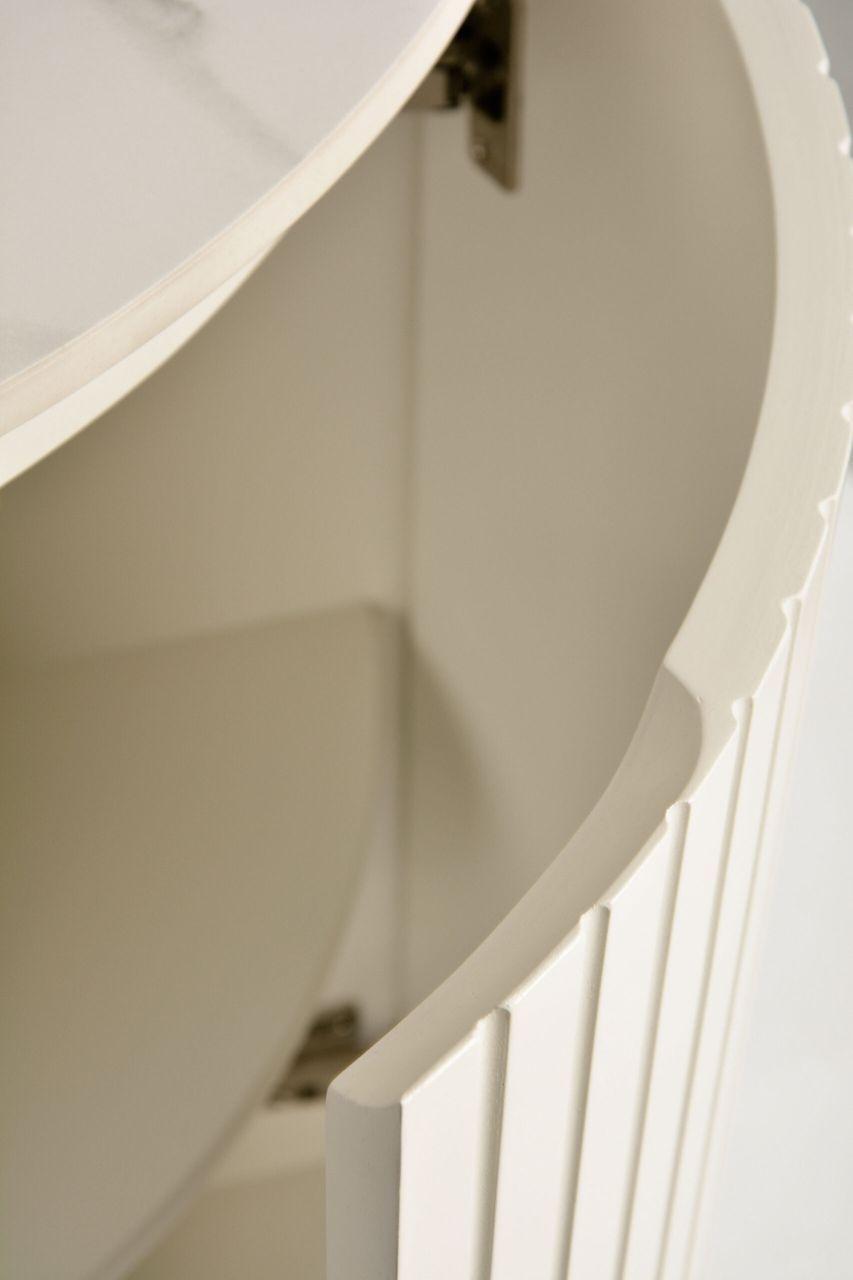 KOMODA w kolorze złamanej bieli z złotymi detalami, zaokrąglone, ryflowane boki, nowoczesny styl, designerska KOMODA w kolorze złamanej bieli z złotymi detalami, zaokrąglone, ryflowane boki, nowoczesny styl, designerska