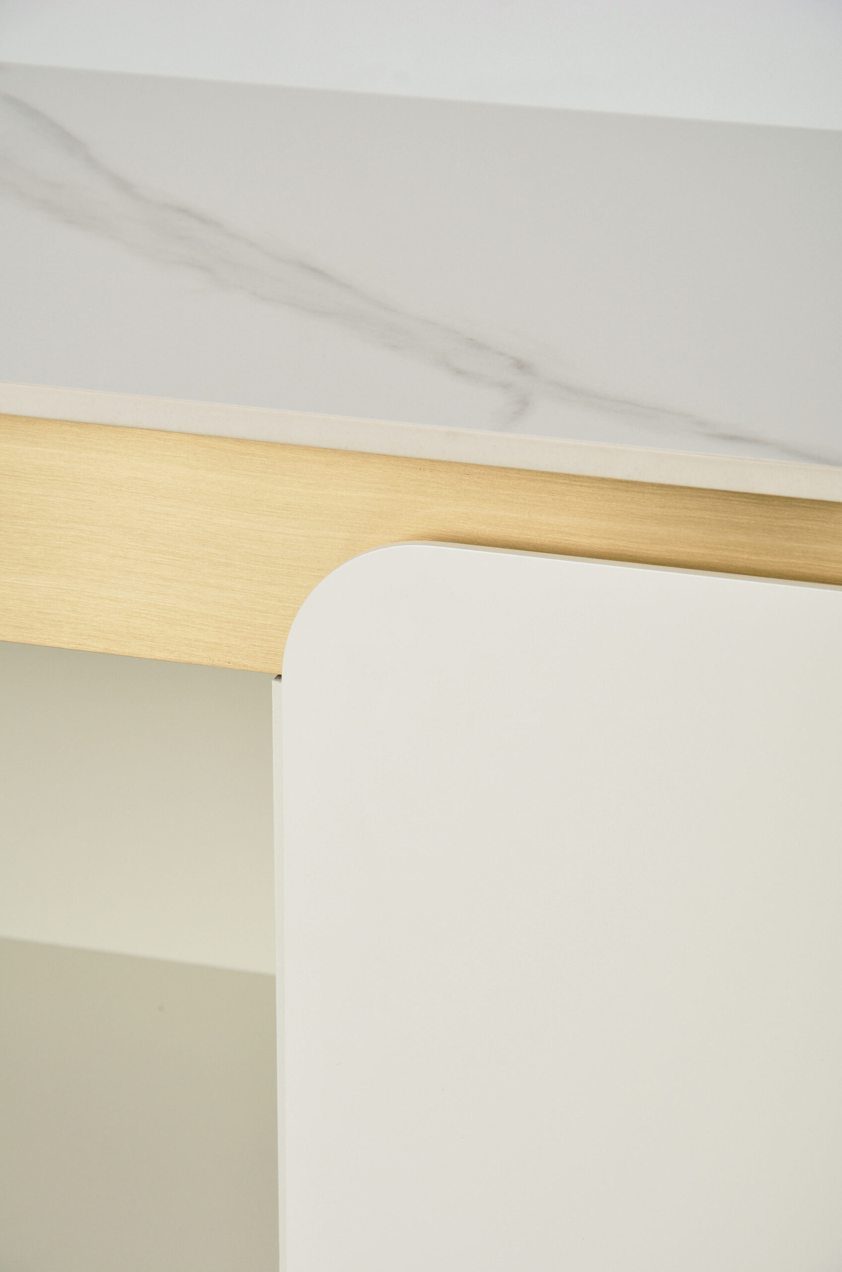 KOMODA w kolorze złamanej bieli z złotymi detalami, zaokrąglone, ryflowane boki, nowoczesny styl, detale KOMODA w kolorze złamanej bieli z złotymi detalami, zaokrąglone, ryflowane boki, nowoczesny styl, detale