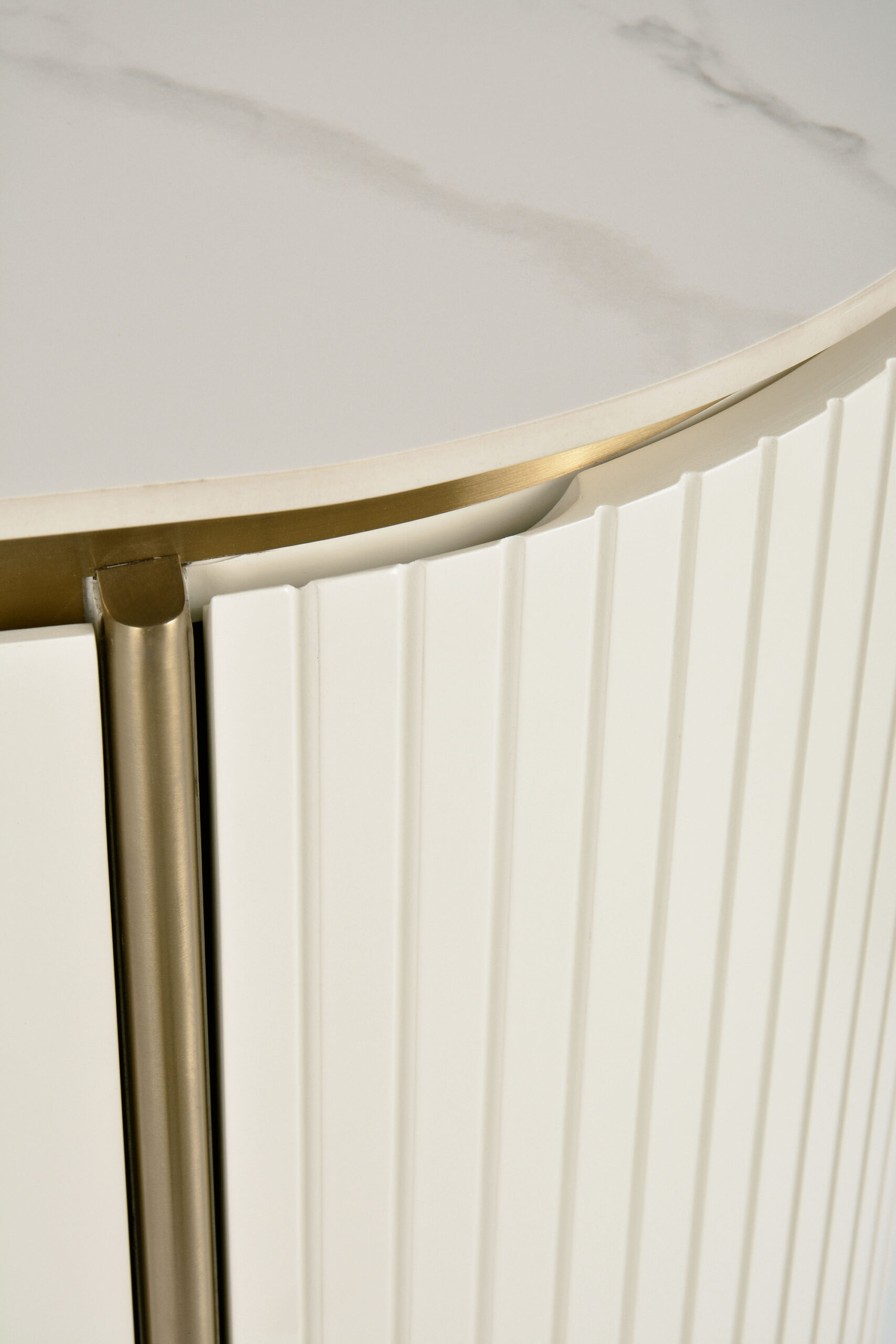 KOMODA w kolorze złamanej bieli z złotymi detalami, zaokrąglone, ryflowane boki, nowoczesny styl, do salonu KOMODA w kolorze złamanej bieli z złotymi detalami, zaokrąglone, ryflowane boki, nowoczesny styl, do salonu