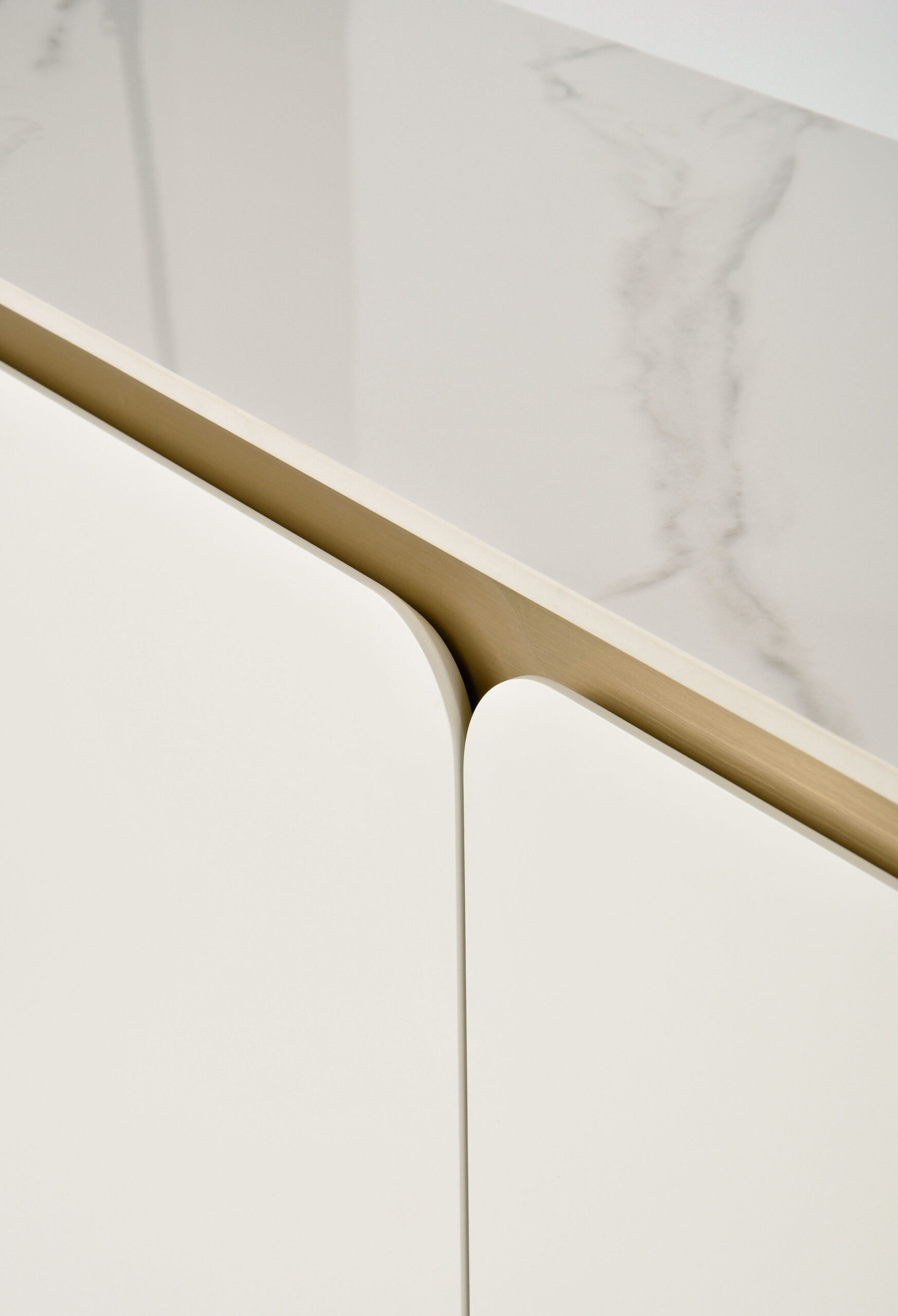 KOMODA w kolorze złamanej bieli z złotymi detalami, zaokrąglone, ryflowane boki, nowoczesny styl, elegancka KOMODA w kolorze złamanej bieli z złotymi detalami, zaokrąglone, ryflowane boki, nowoczesny styl, elegancka