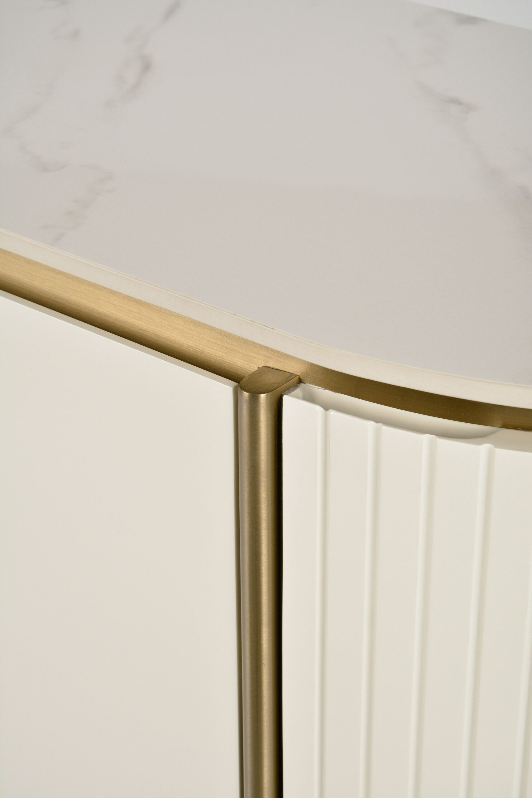 KOMODA w kolorze złamanej bieli z złotymi detalami, zaokrąglone, ryflowane boki, nowoczesny styl, na korytarz KOMODA w kolorze złamanej bieli z złotymi detalami, zaokrąglone, ryflowane boki, nowoczesny styl, na korytarz