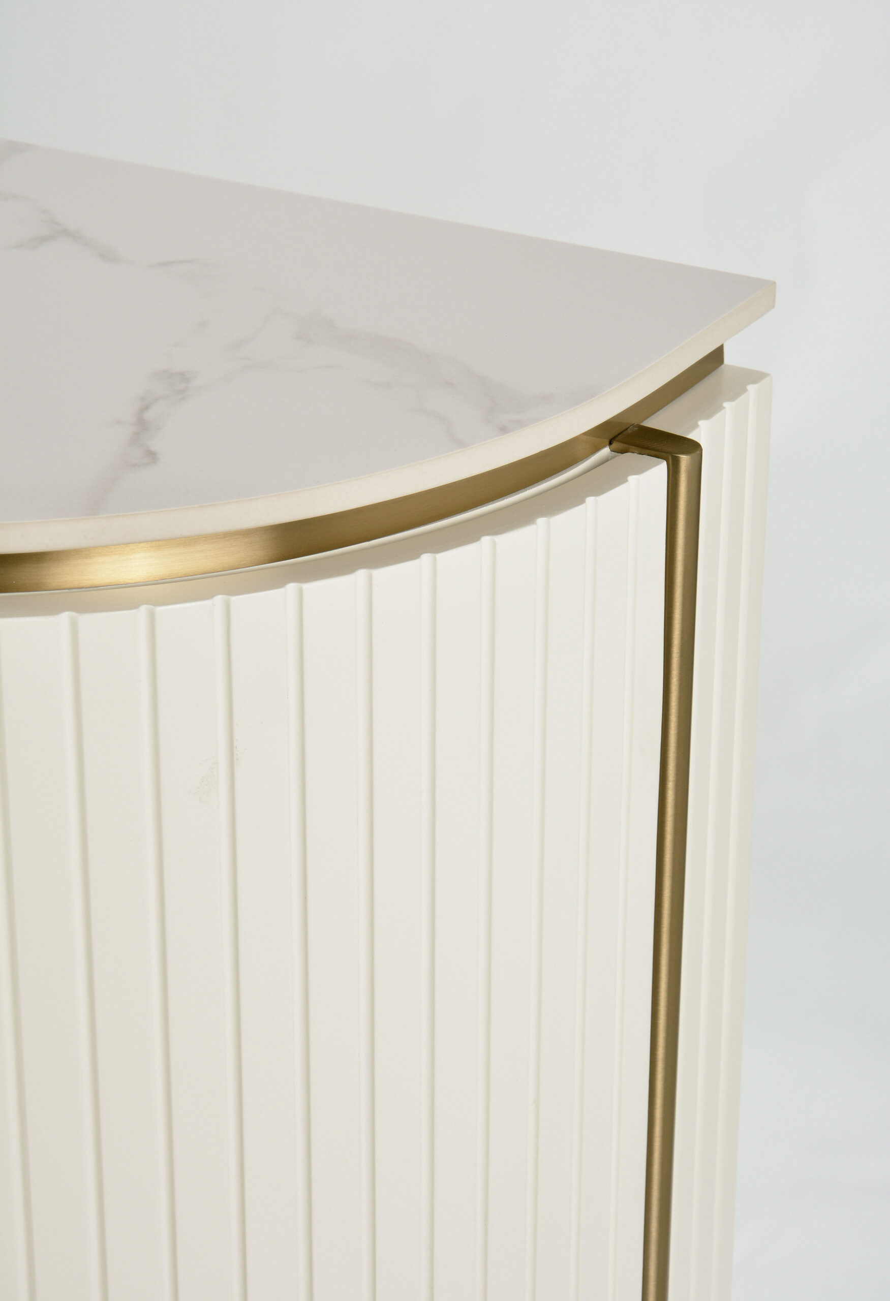 KOMODA w kolorze złamanej bieli z złotymi detalami, zaokrąglone, ryflowane boki, nowoczesny styl, najwyższa jakość KOMODA w kolorze złamanej bieli z złotymi detalami, zaokrąglone, ryflowane boki, nowoczesny styl, najwyższa jakość