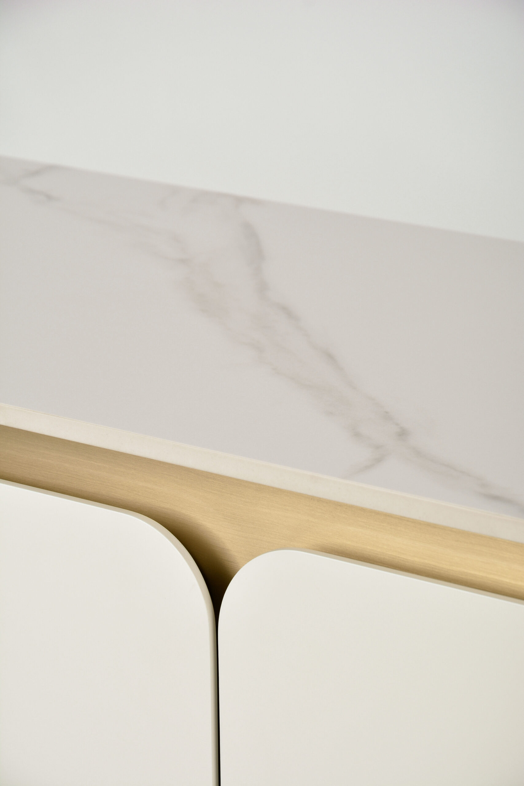 KOMODA w kolorze złamanej bieli z złotymi detalami, zaokrąglone, ryflowane boki, nowoczesny styl, nuta glamour KOMODA w kolorze złamanej bieli z złotymi detalami, zaokrąglone, ryflowane boki, nowoczesny styl, nuta glamour